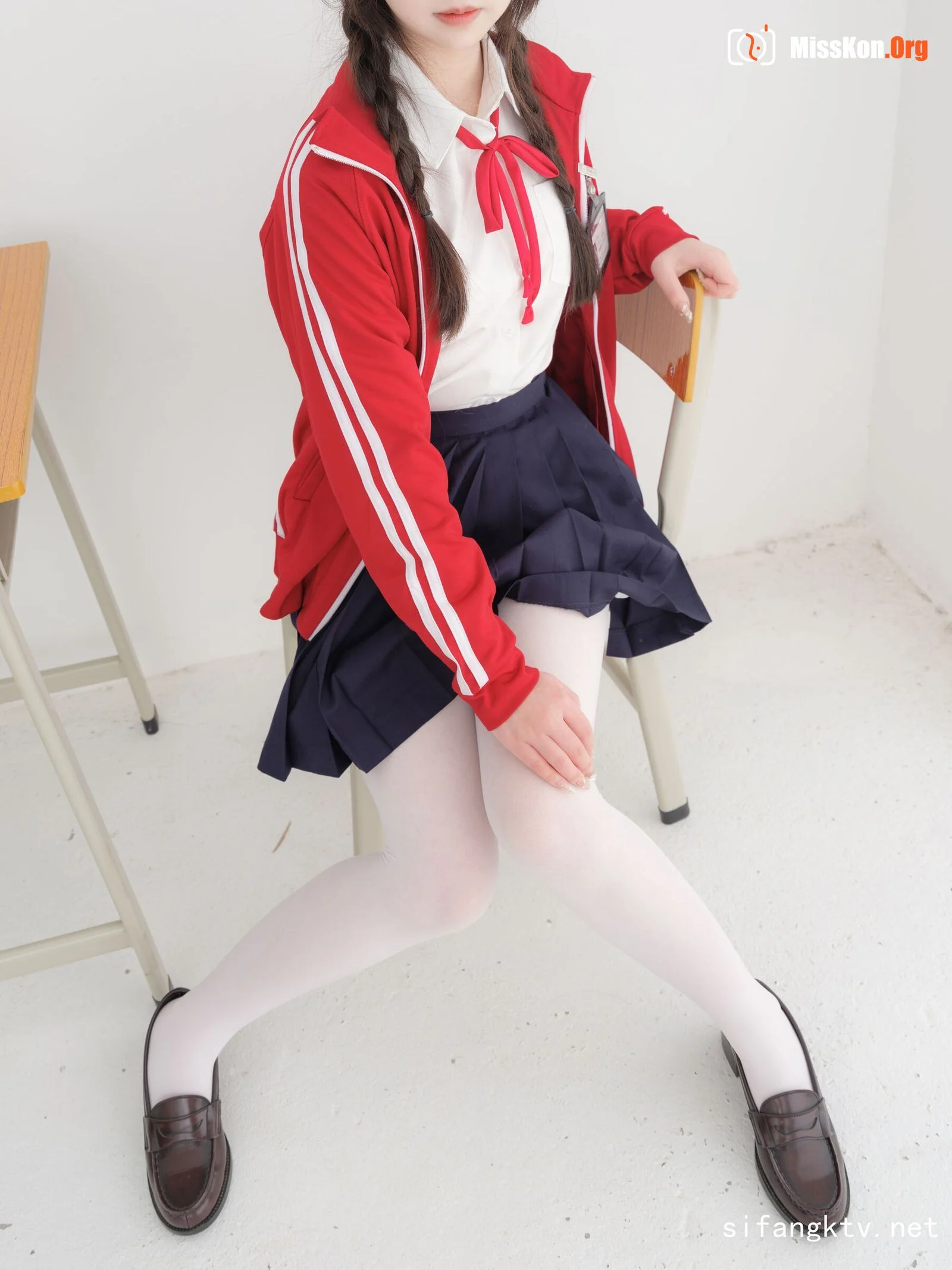 Nai Xi: Red school uniform - Photo 12