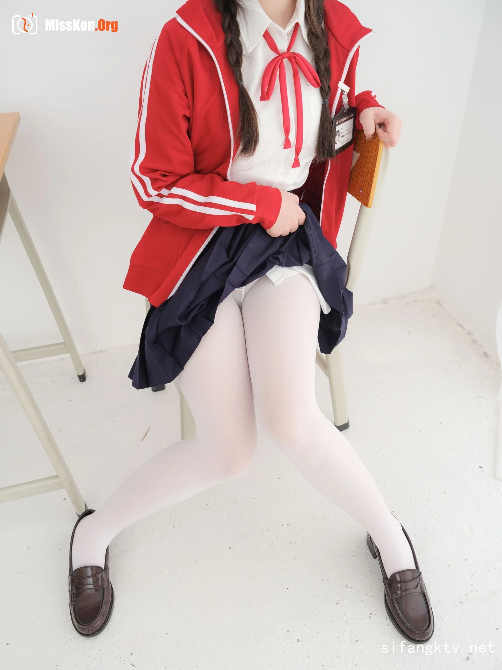 Nai Xi: Red school uniform - Photo 13