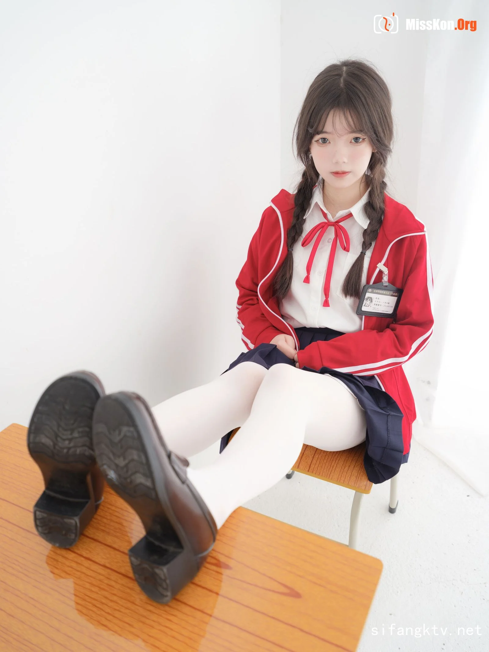 Nai Xi: Red school uniform - Photo 16