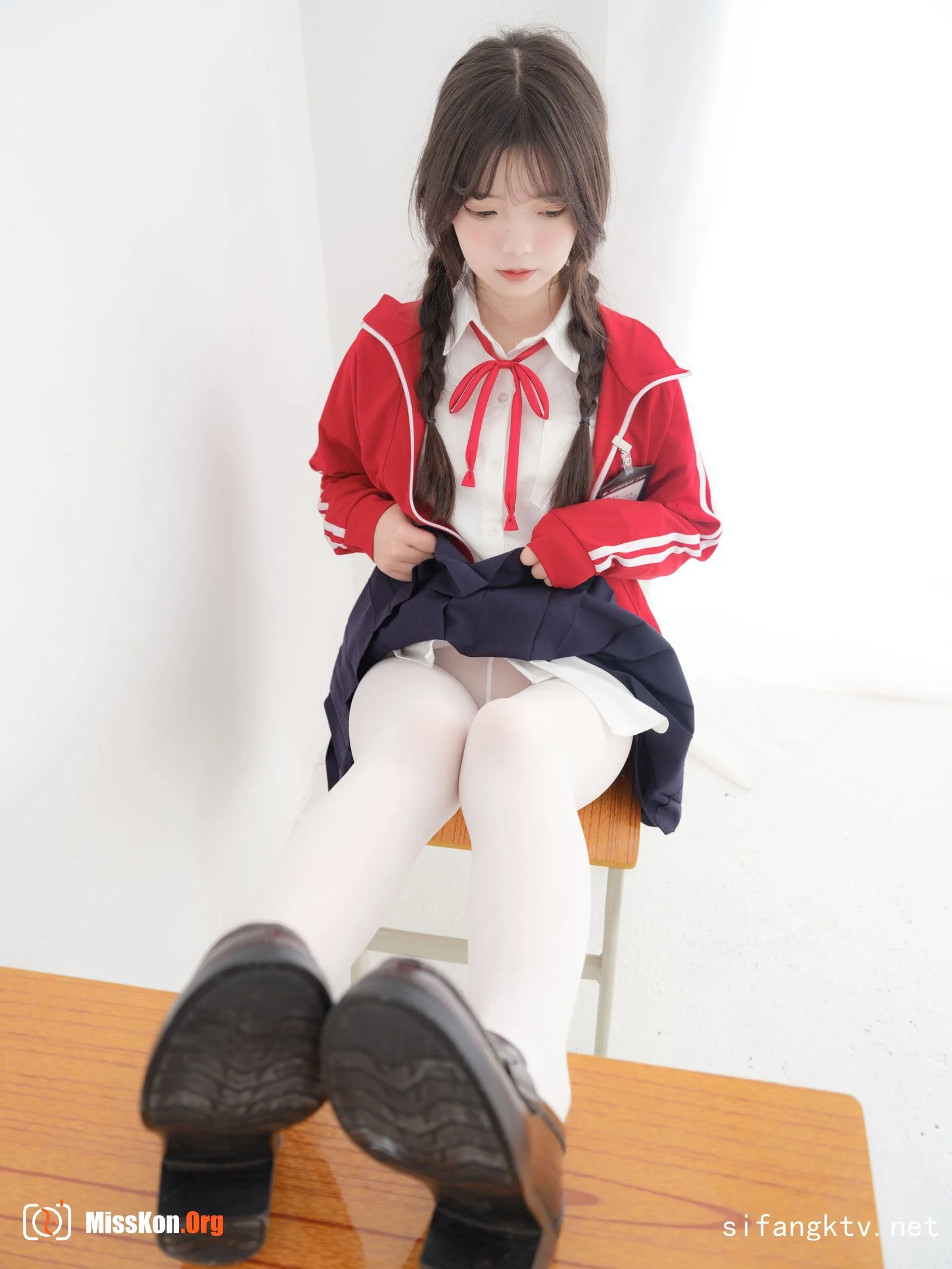 Nai Xi: Red school uniform - Photo 18