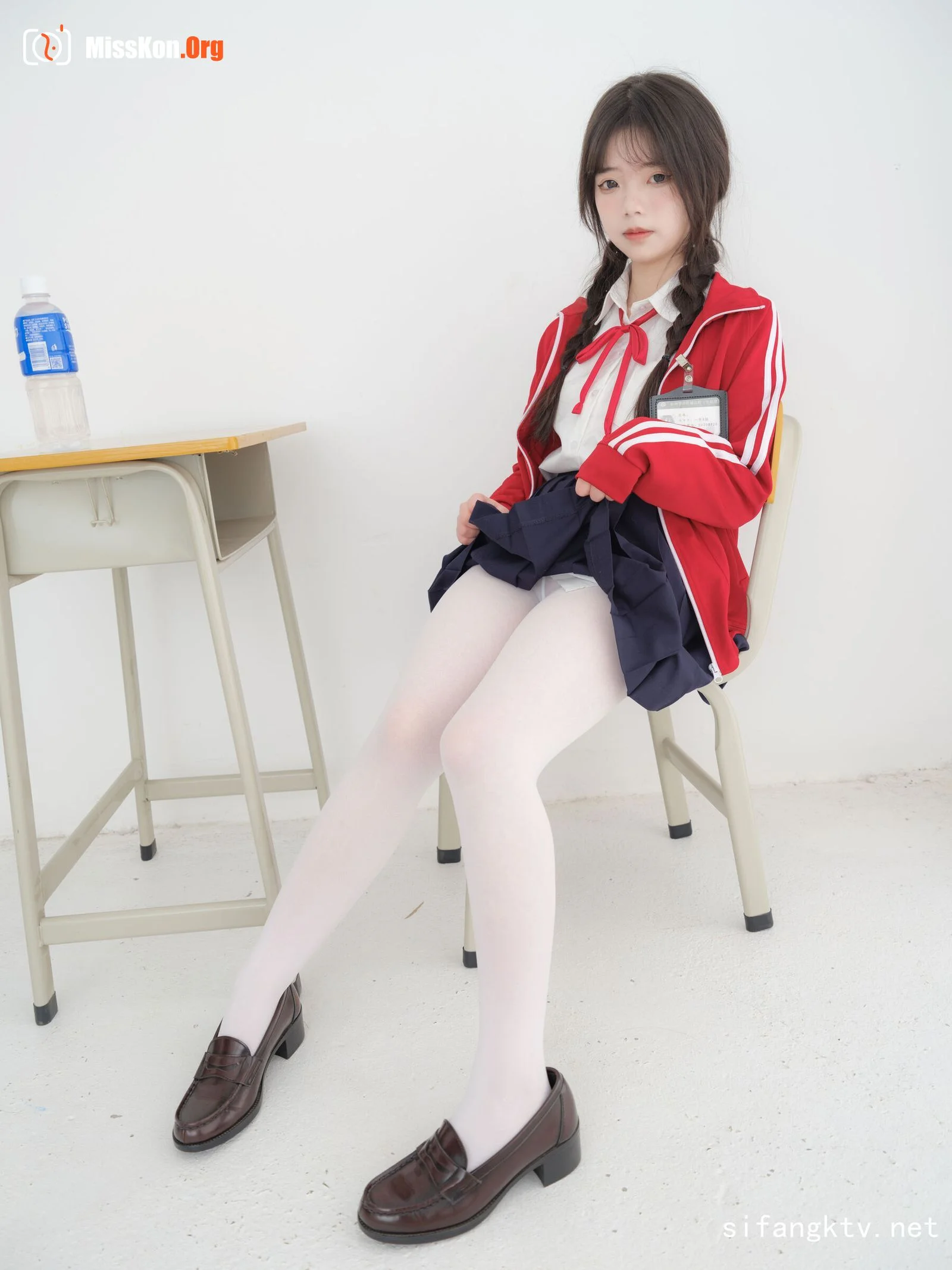 Nai Xi: Red school uniform - Photo 3