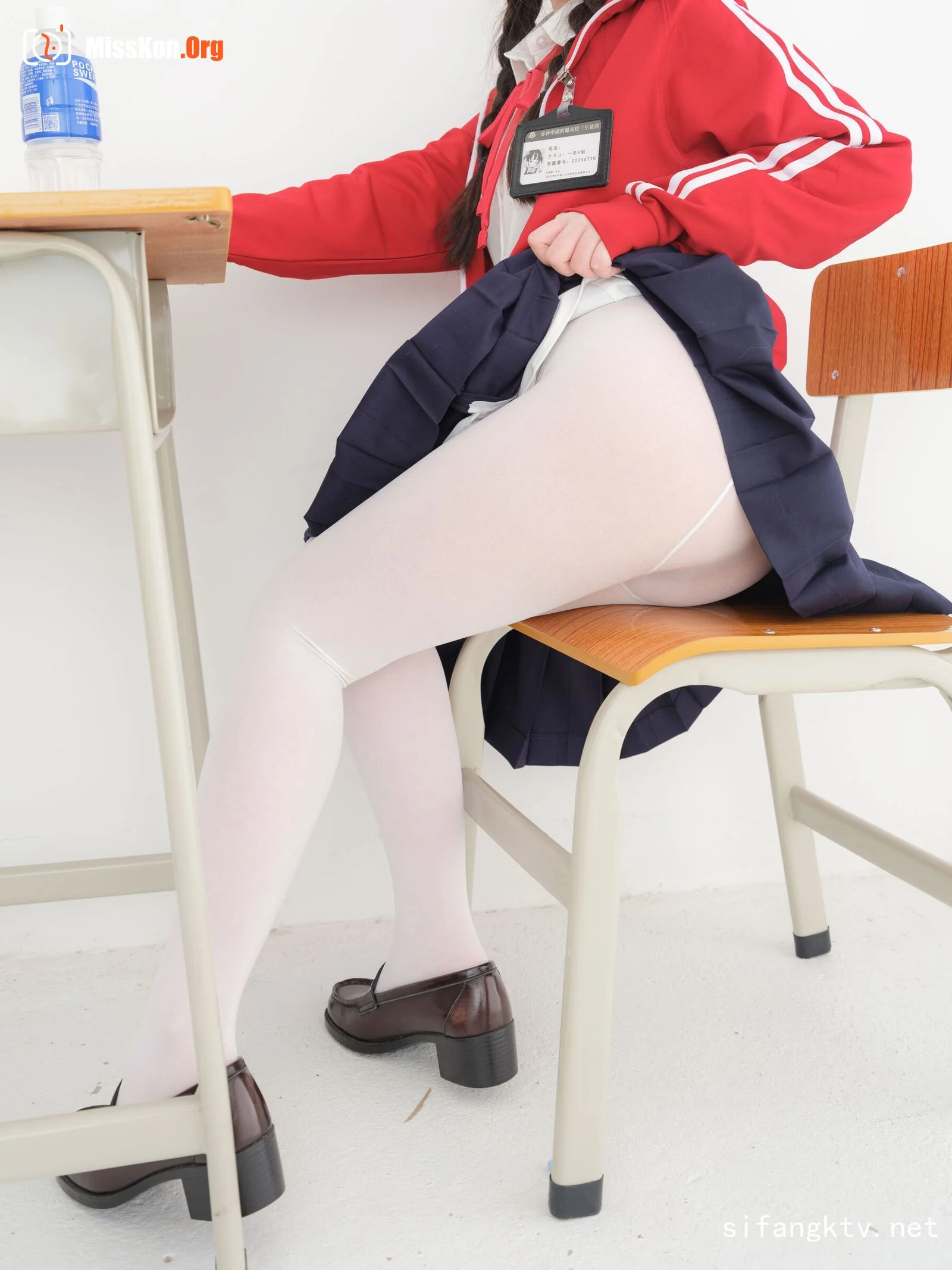 Nai Xi: Red school uniform - Photo 5