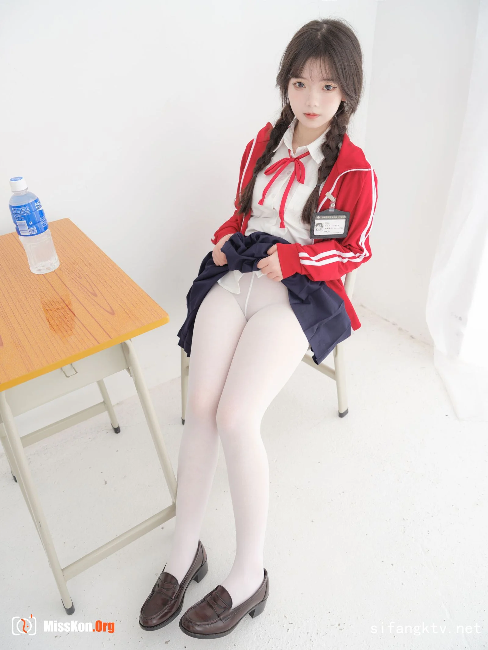 Nai Xi: Red school uniform - Photo 6