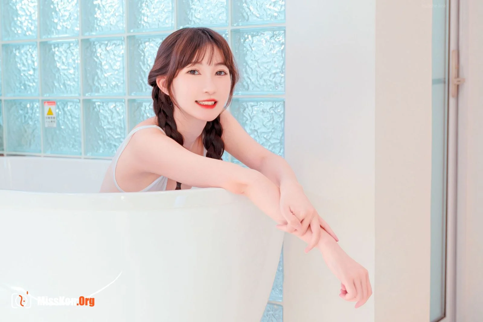 Natsuki: Piss monster in the bathtub - Photo 4
