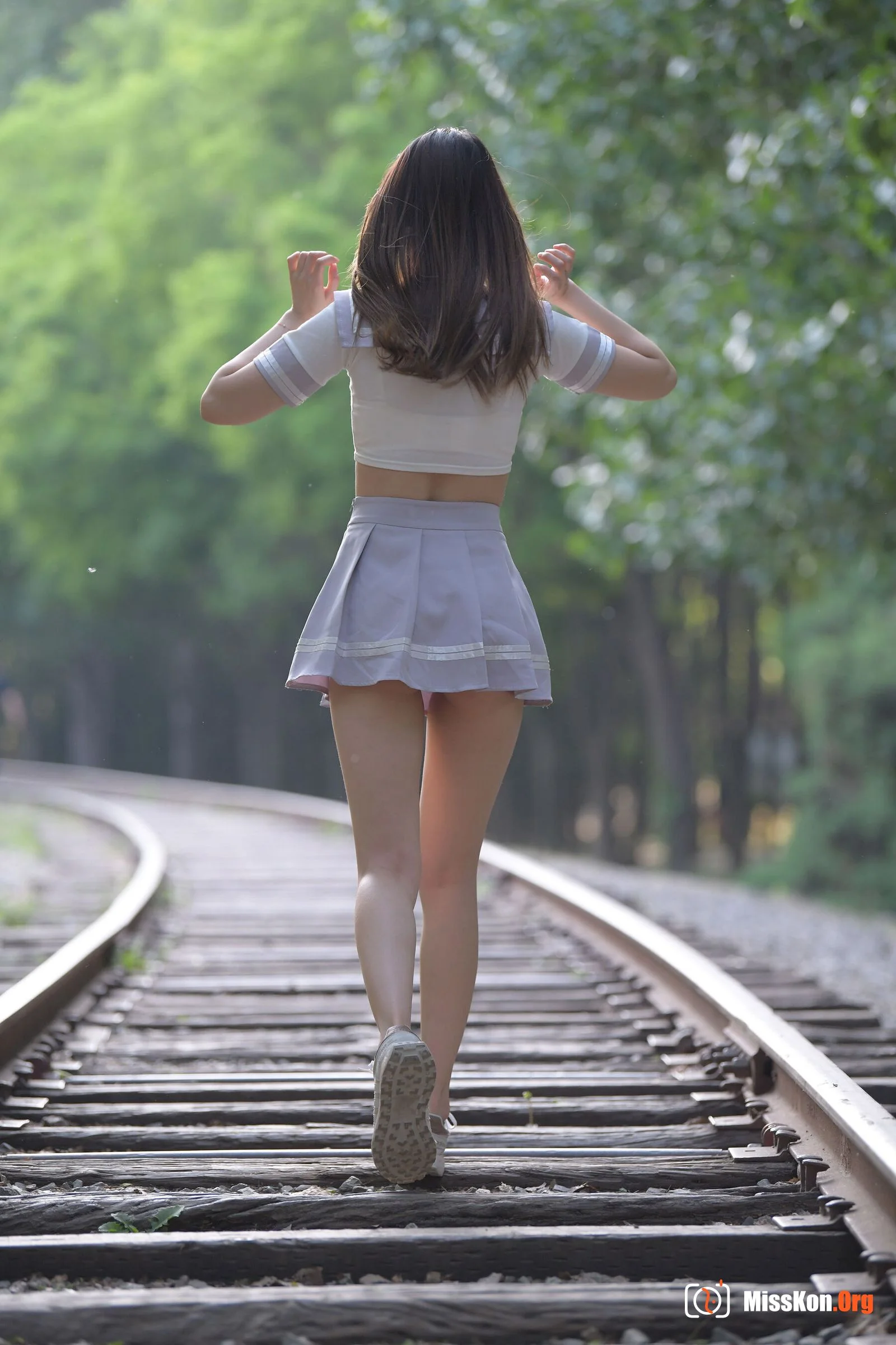 Next stop waiting (Magic Mirror Street Photography: The Beginning) - Photo 10