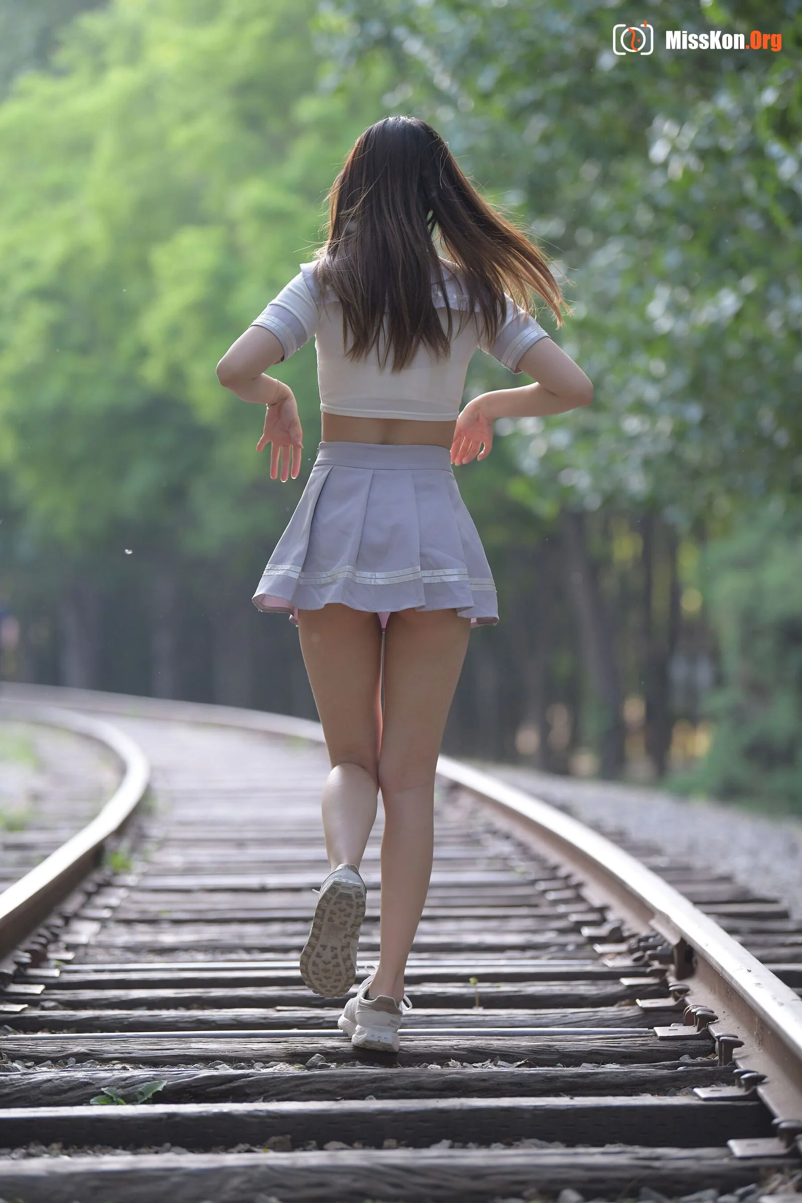 Next stop waiting (Magic Mirror Street Photography: The Beginning) - Photo 11