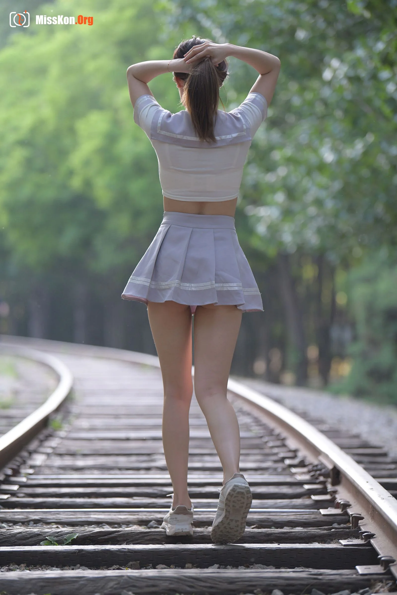 Next stop waiting (Magic Mirror Street Photography: The Beginning) - Photo 6