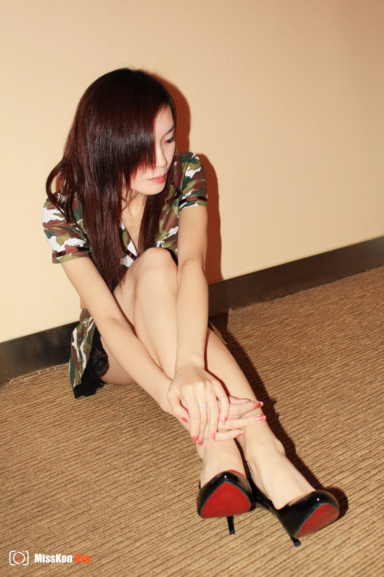 Nude photo set of Chinese model: Less than - Photo 12