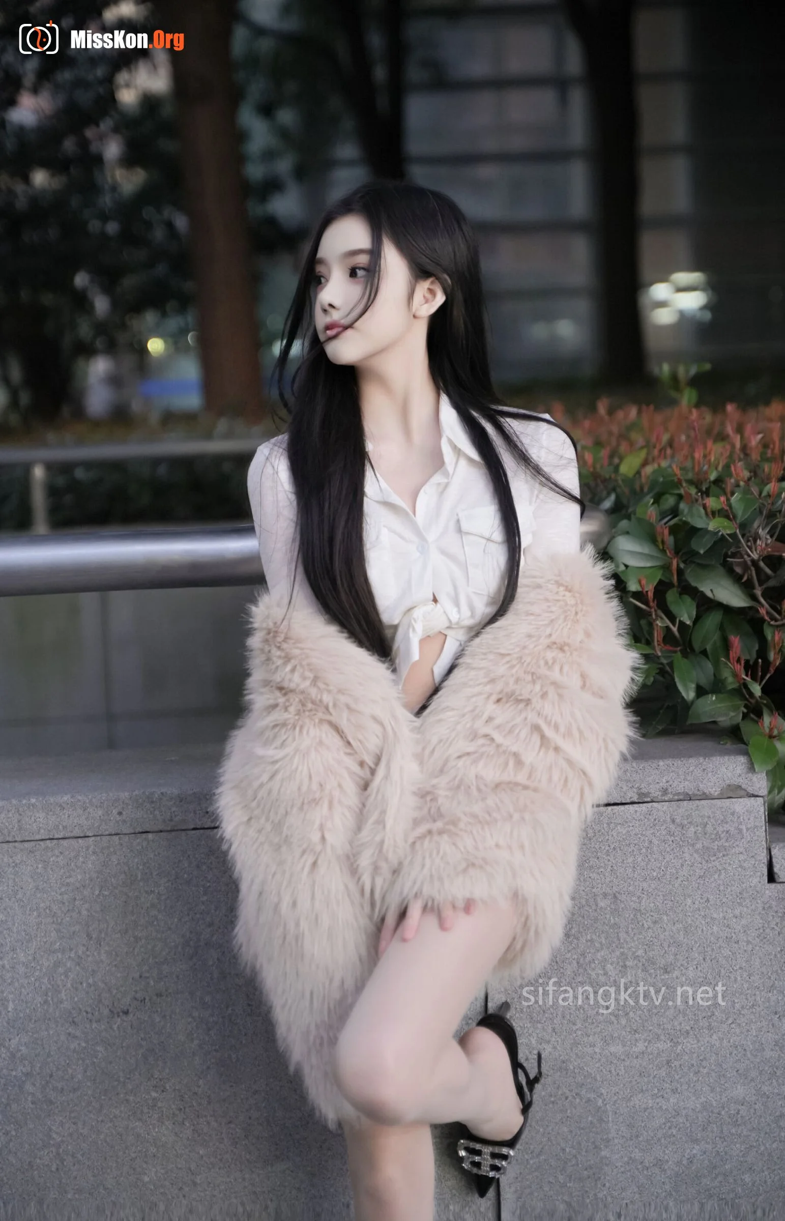 Nude photo set of Chinese model: Long Xuer - Photo 17