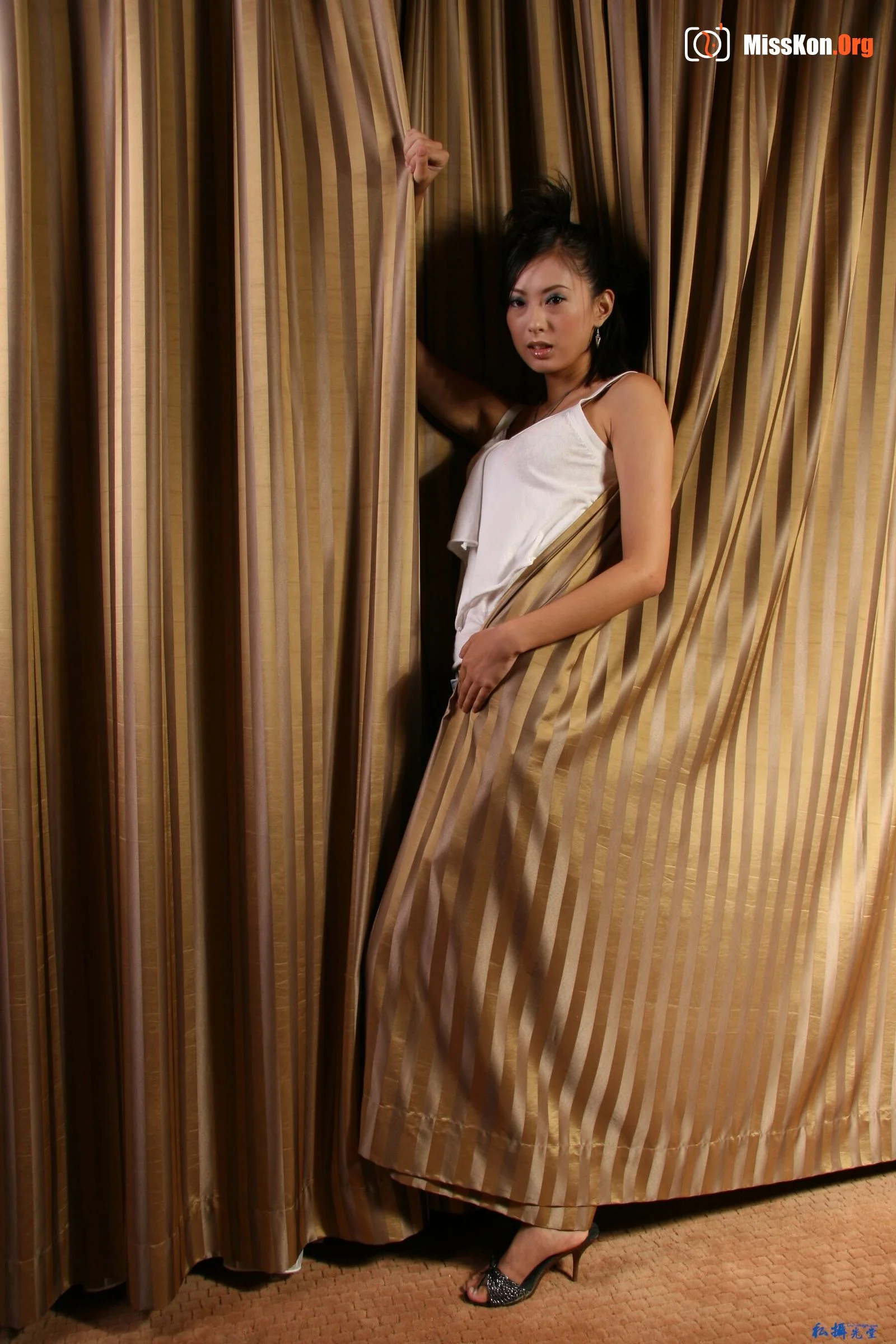 Nude photo set of Chinese model: Yan Yan (2007-08-15) - Photo 9