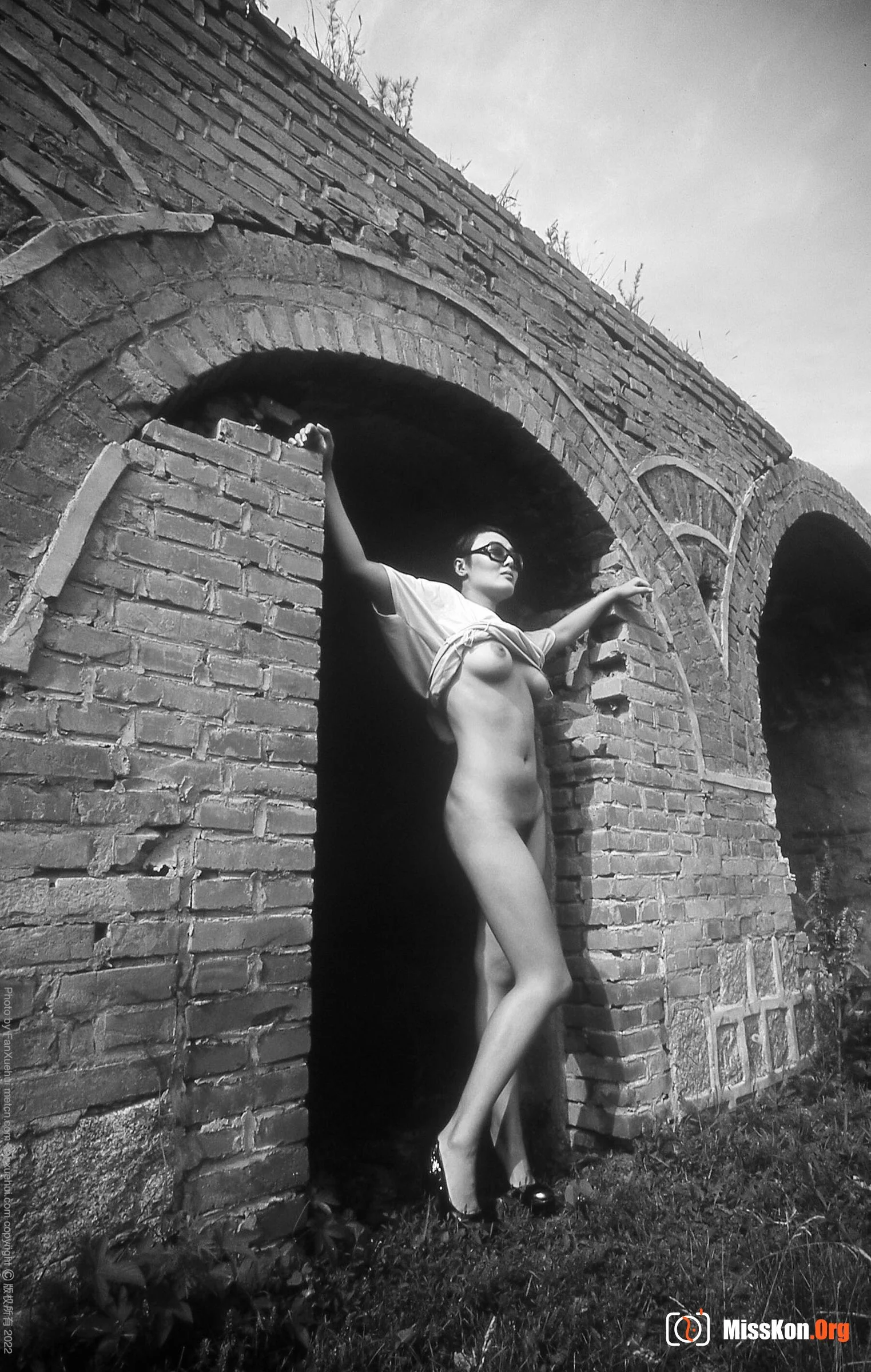 Ore: Woman in front of air raid shelter (2022-04-02) - Photo 3