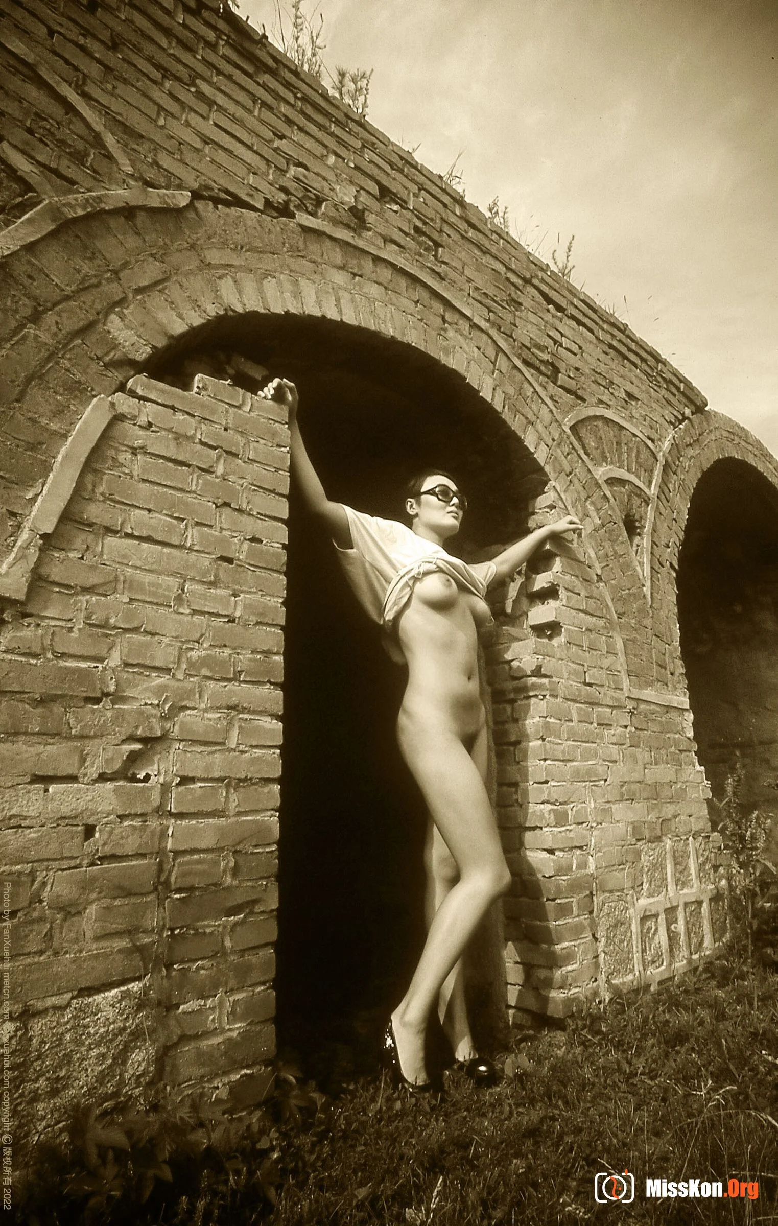 Ore: Woman in front of air raid shelter (2022-04-02) - Photo 4