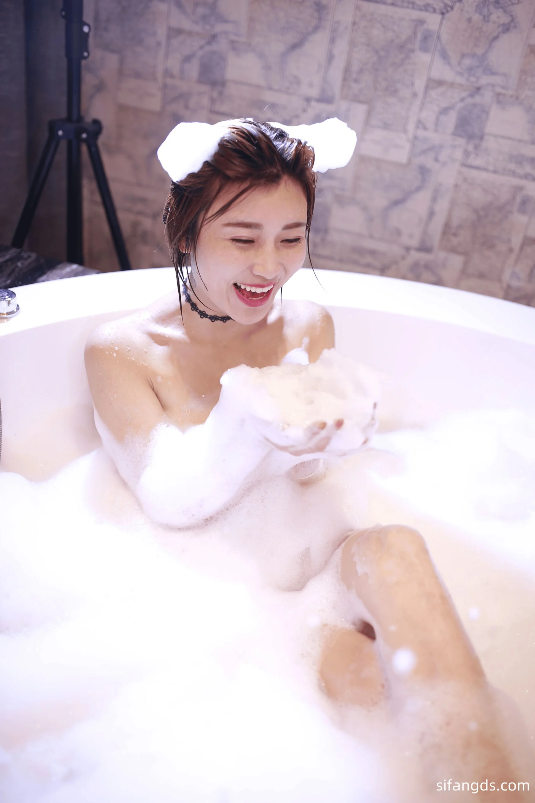 Photographer leaks amateur private photos