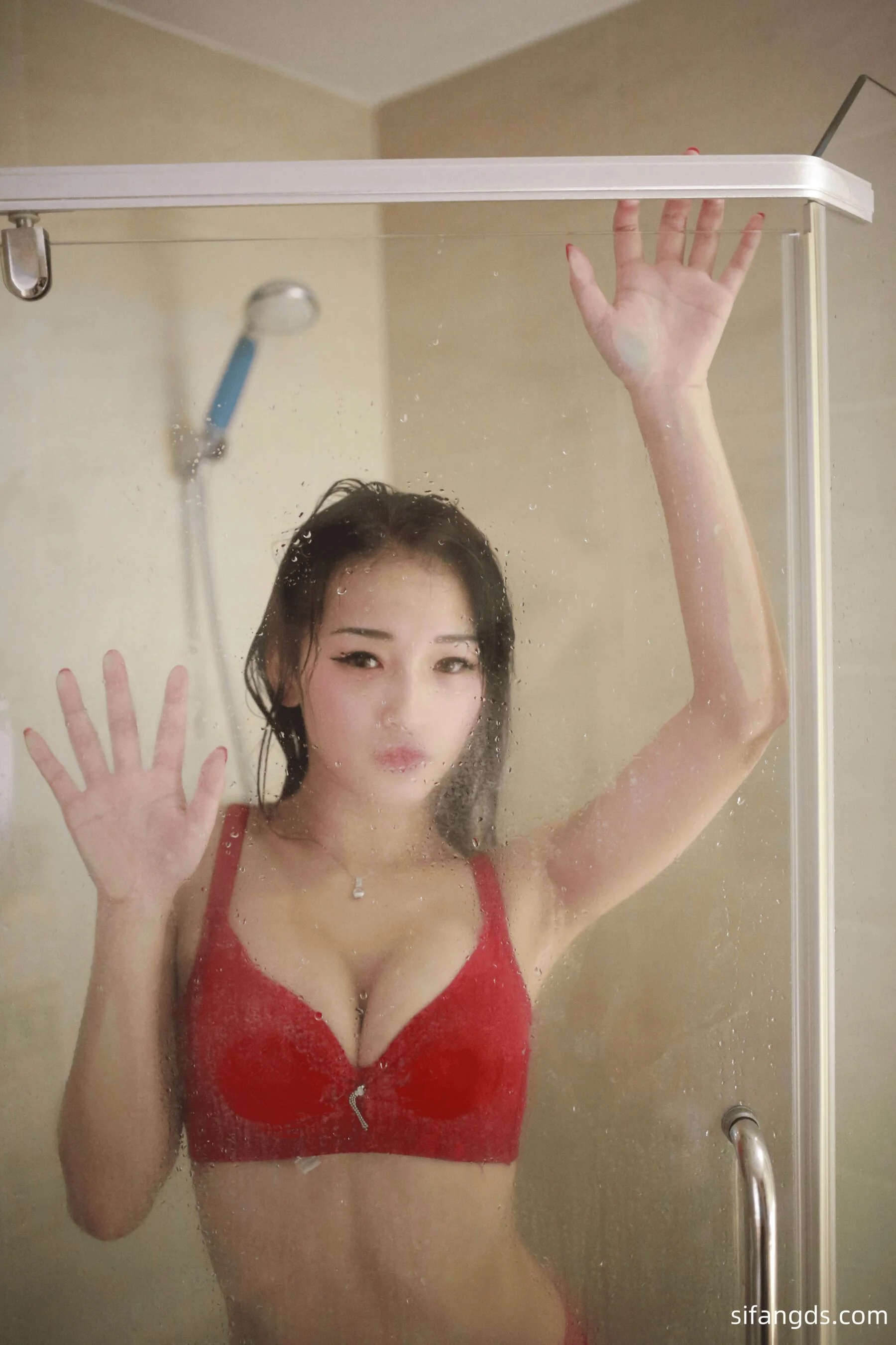 Photographer leaks amateur private photos