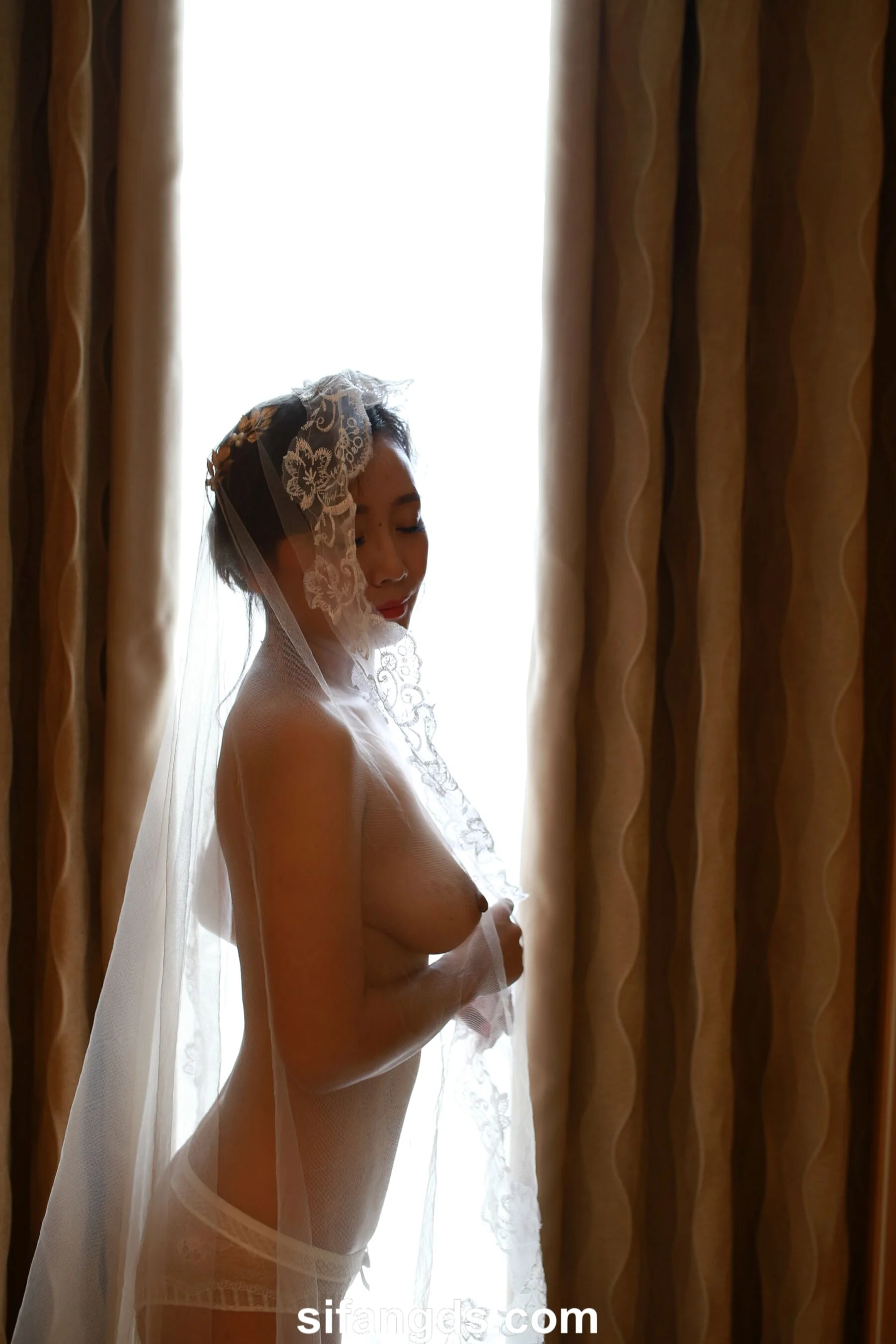 Photographer leaks amateur private photos