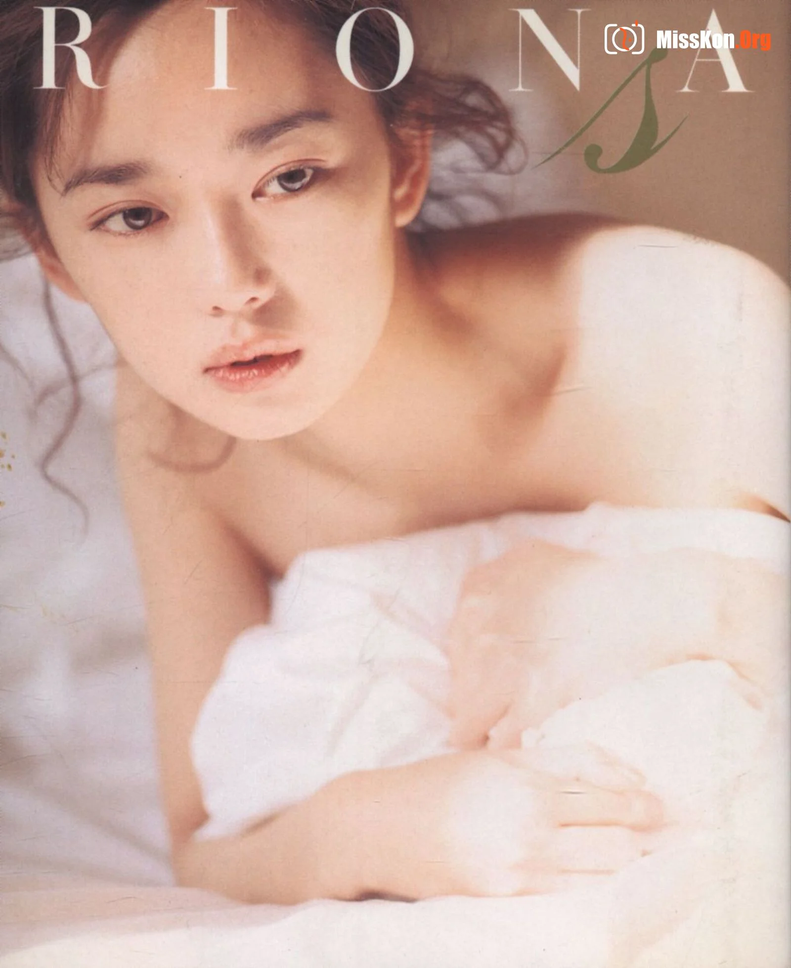 Riona Hazuki: RIONA (Bunkasha) - Photo 2