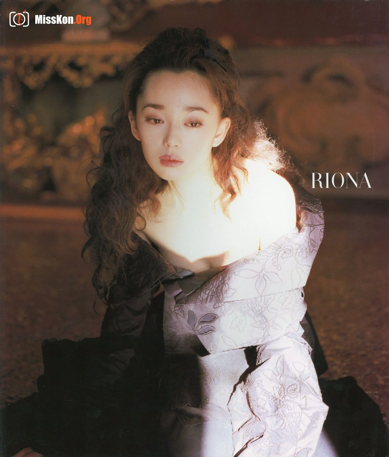 Riona Hazuki: RIONA (Bunkasha) - Photo 4