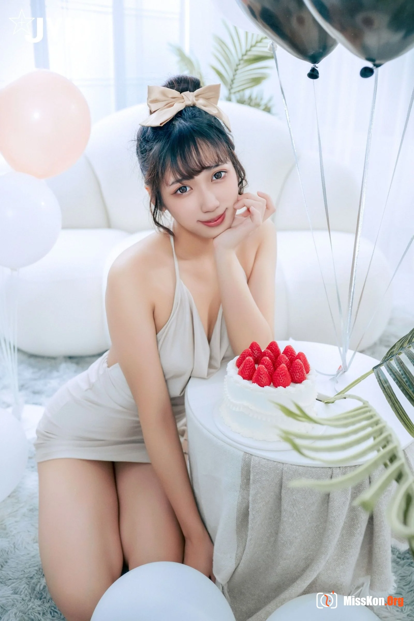 井野奈&肉包《色欲融合の闺蜜庆生派对》 - 照片 14