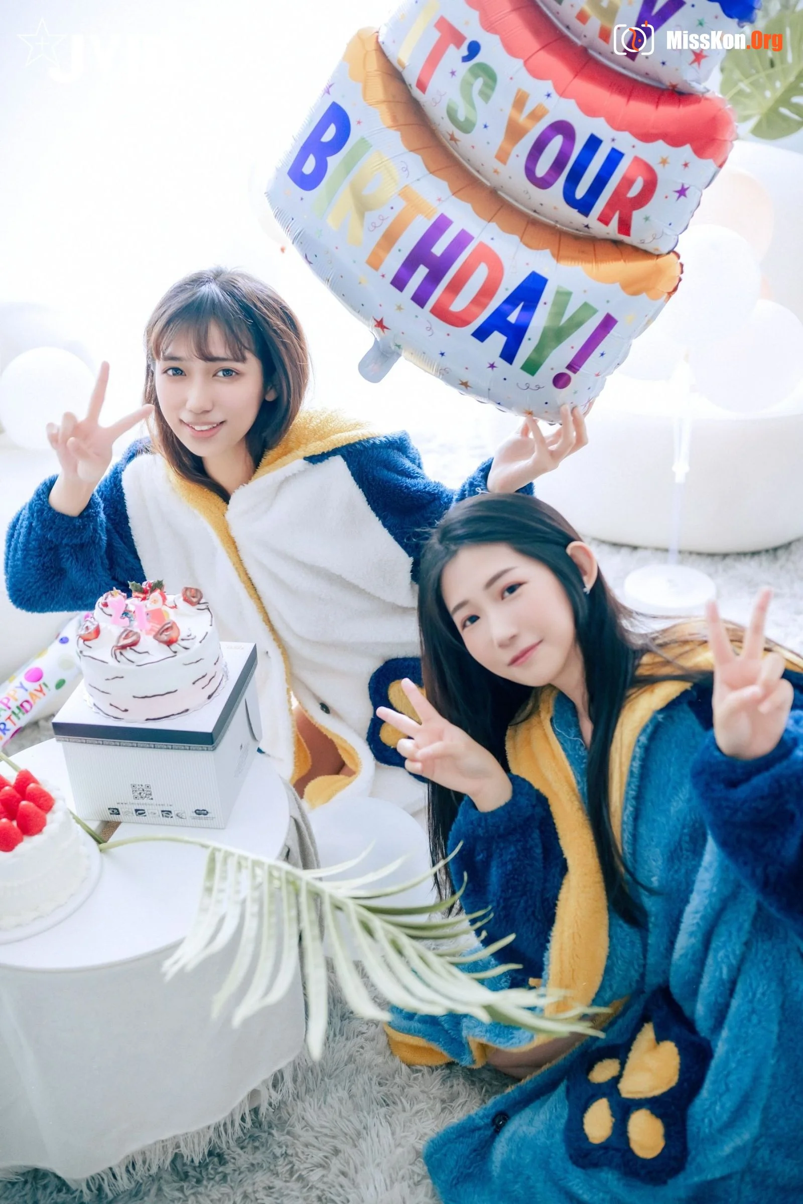 井野奈&肉包《色欲融合の闺蜜庆生派对》 - 照片 2