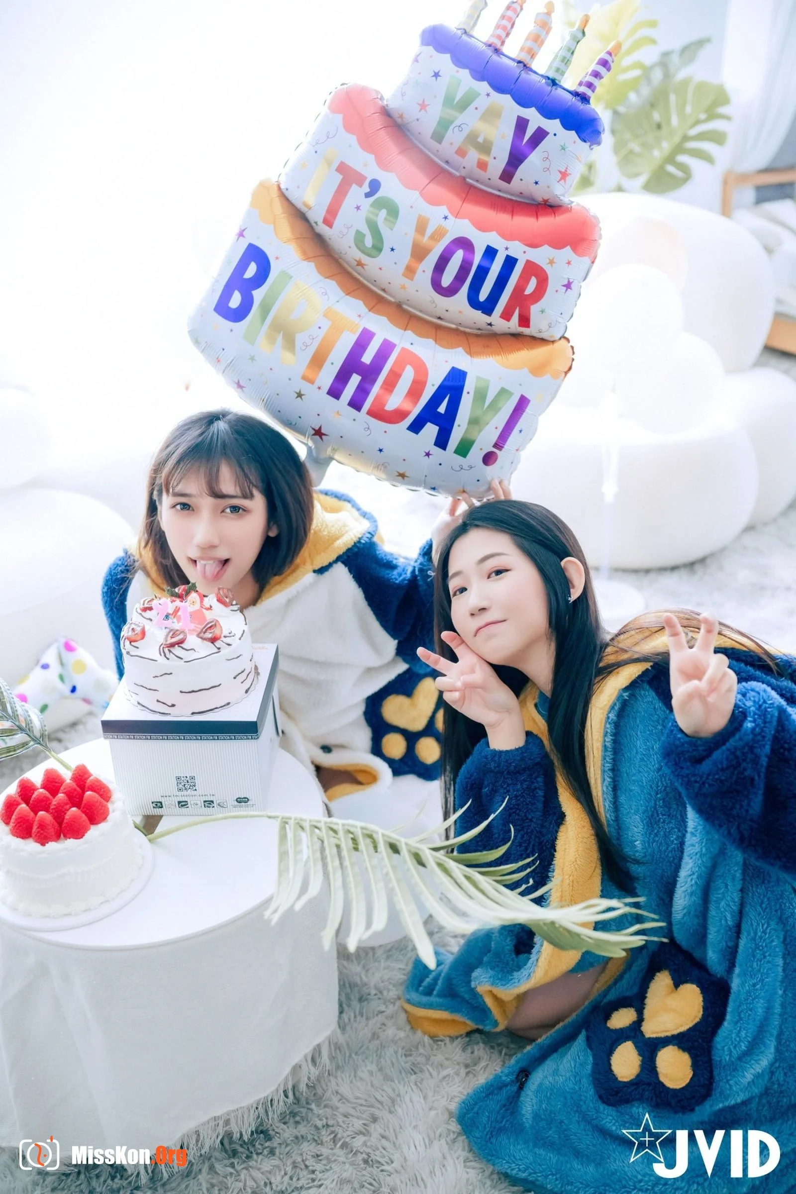 井野奈&肉包《色欲融合の闺蜜庆生派对》 - 照片 3
