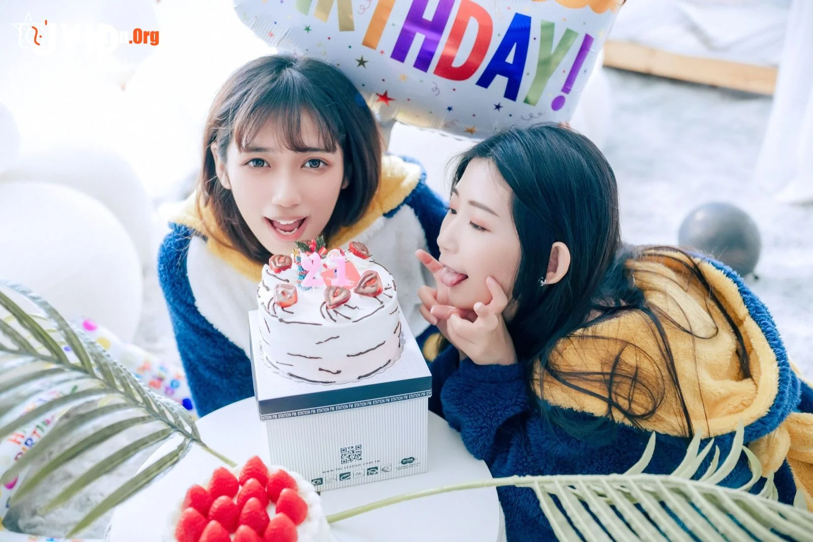 井野奈&肉包《色欲融合の闺蜜庆生派对》 - 照片 4