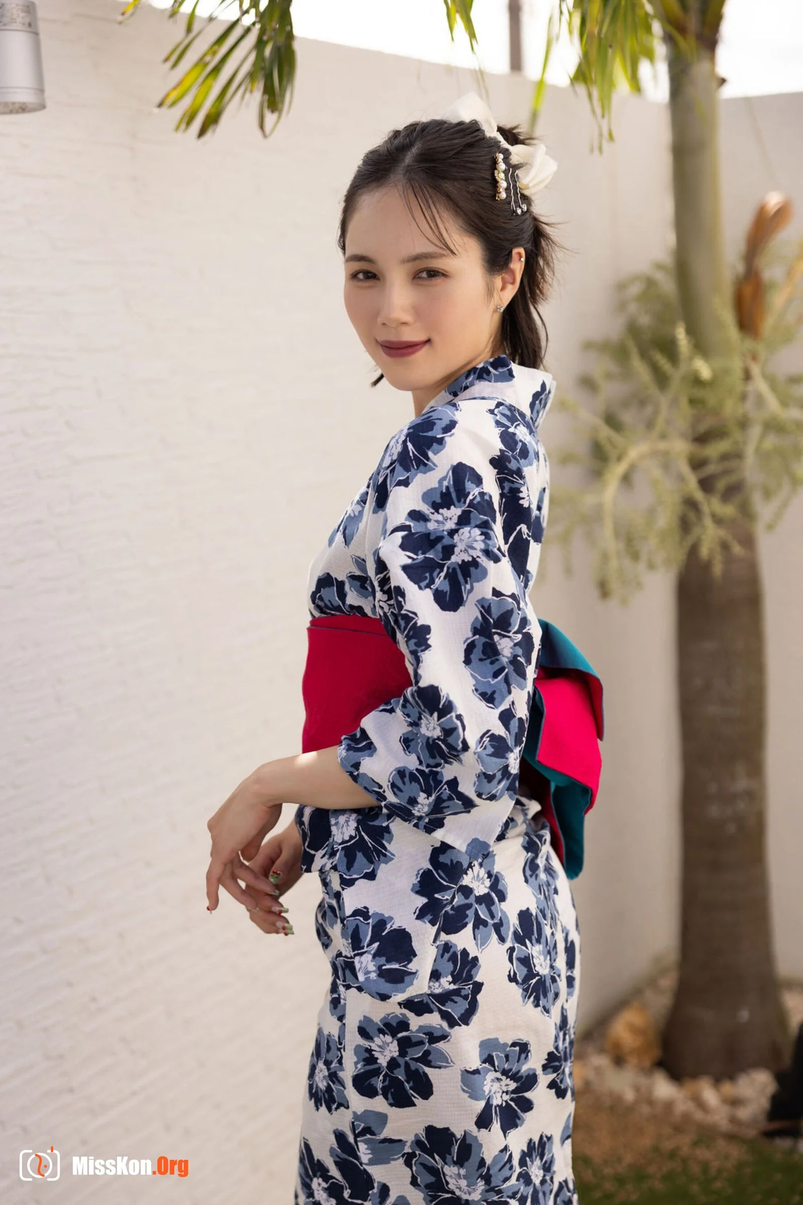 Ryoumori Reimu: Summer Goddess (Weekly Modern Days Photo Album) - Photo 14