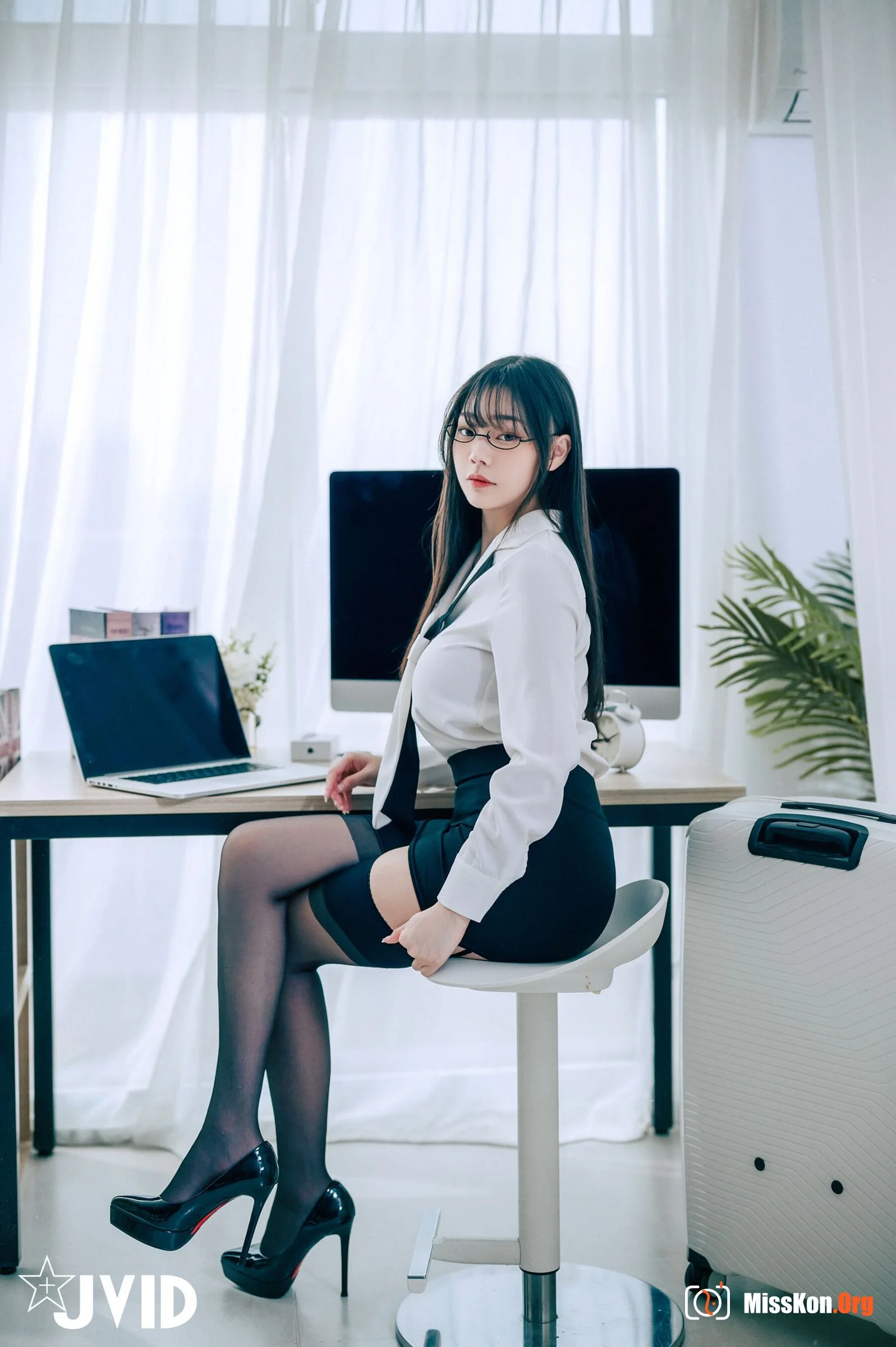 Sexy and capable super-busty female secretary - Photo 2