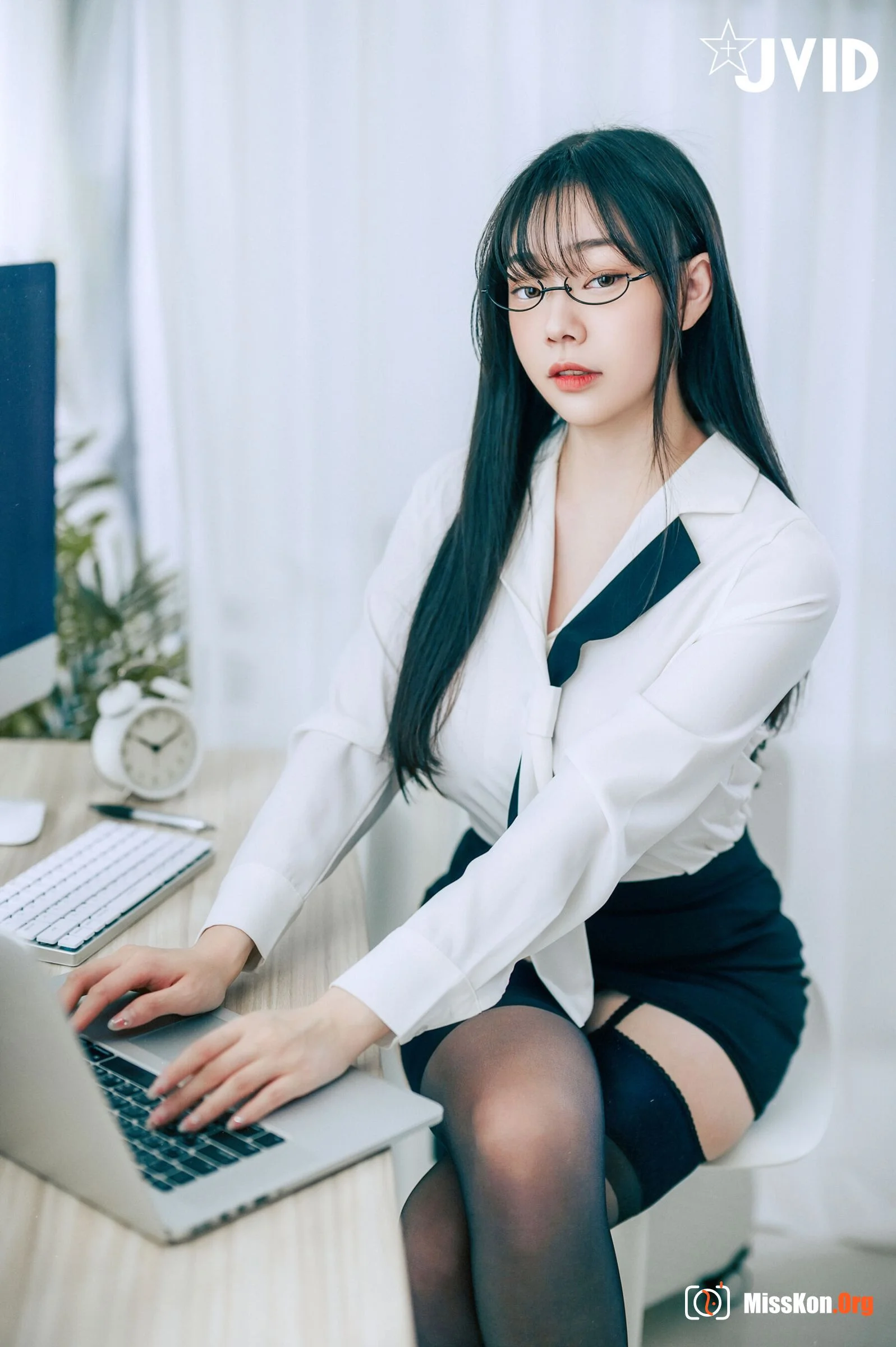 Sexy and capable super-busty female secretary - Photo 3
