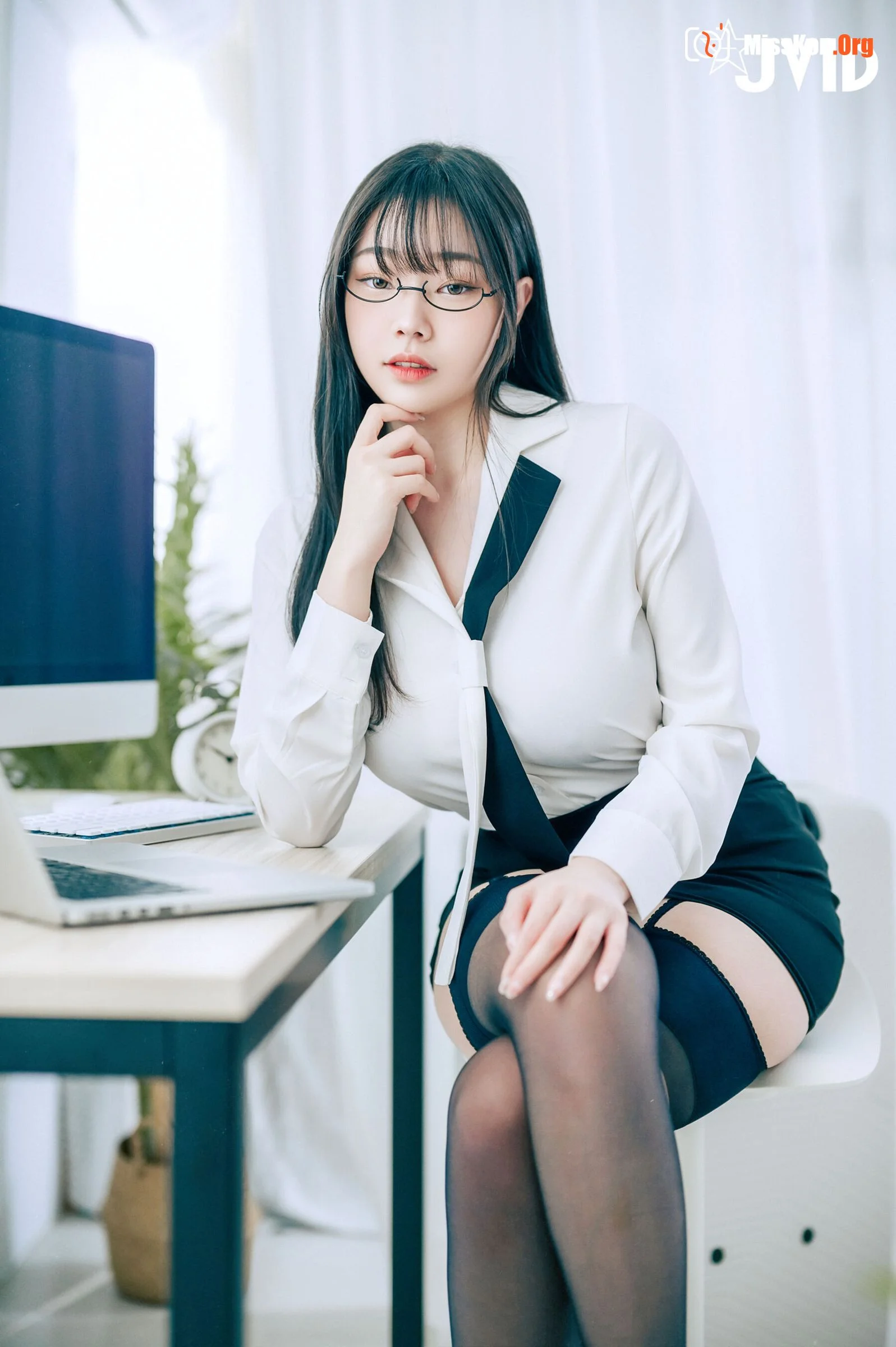 Sexy and capable super-busty female secretary - Photo 4