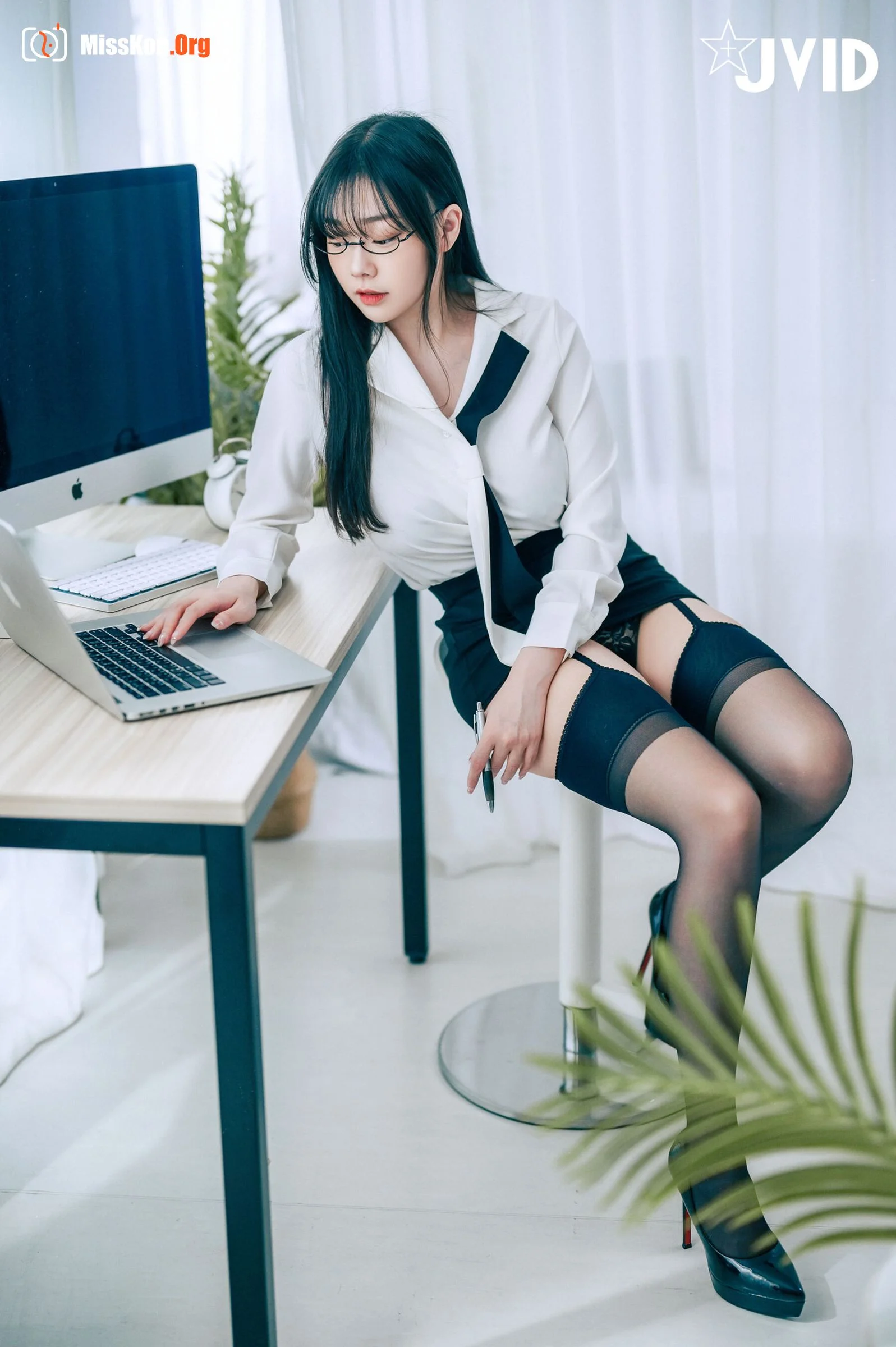 Sexy and capable super-busty female secretary - Photo 7