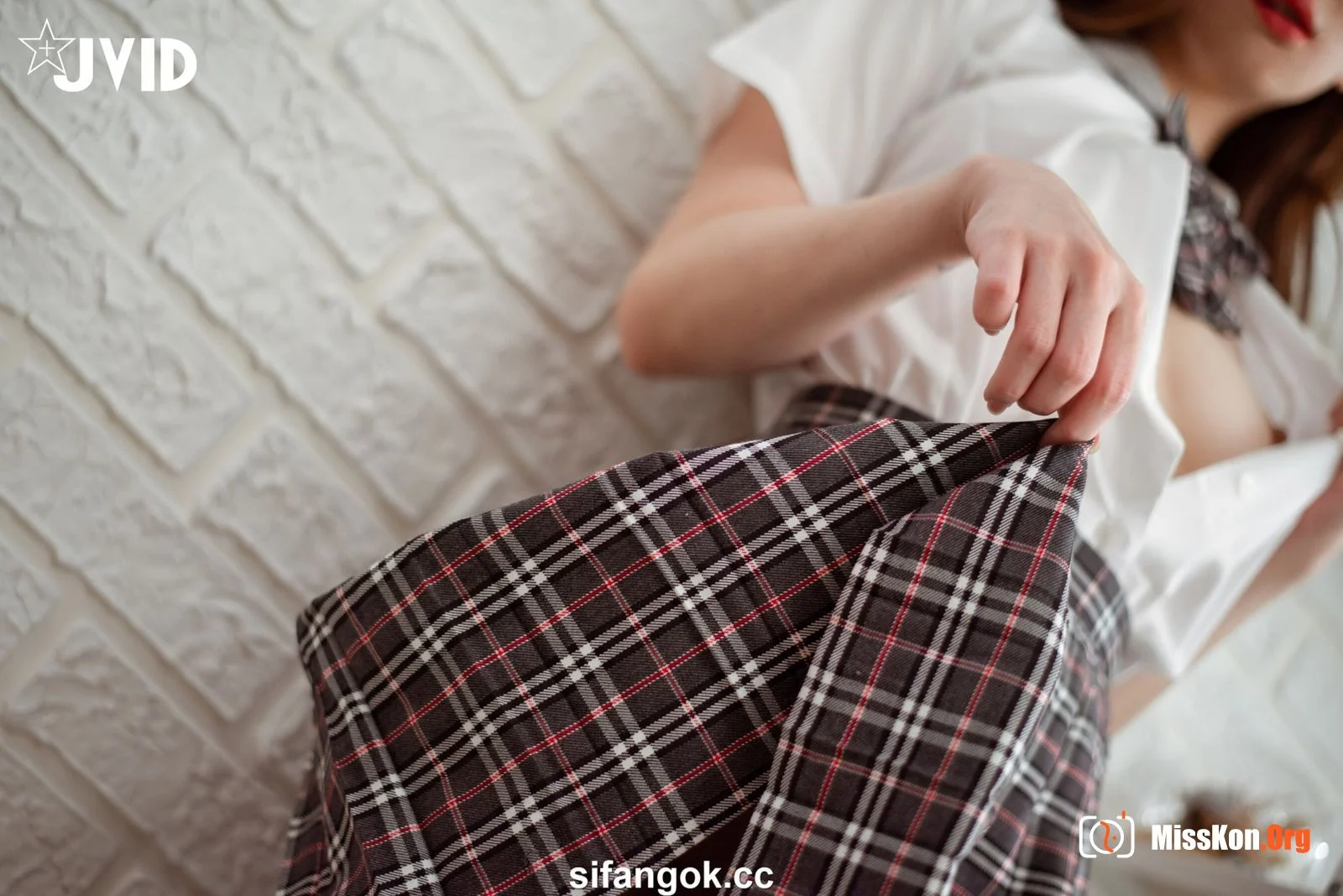 She took advantage of her boyfriend while he was asleep and started having sex with the photographer. - Photo 16