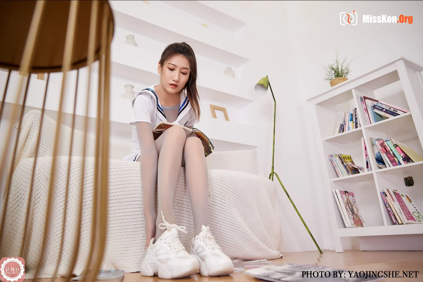 Siwen: In front of the bookcase (T2018) - Photo 13