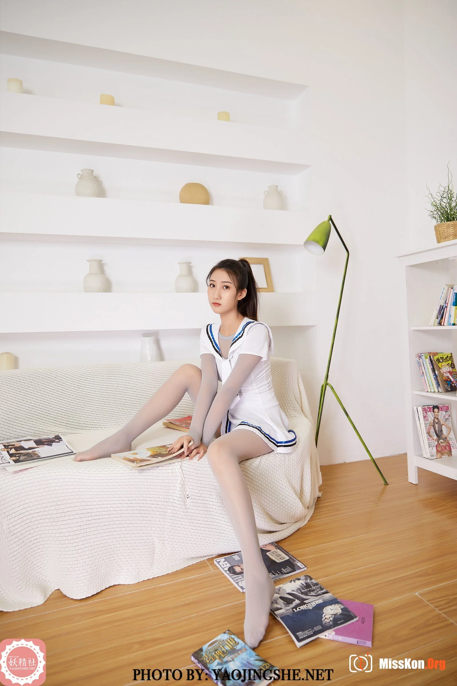 Siwen: In front of the bookcase (T2018) - Photo 5
