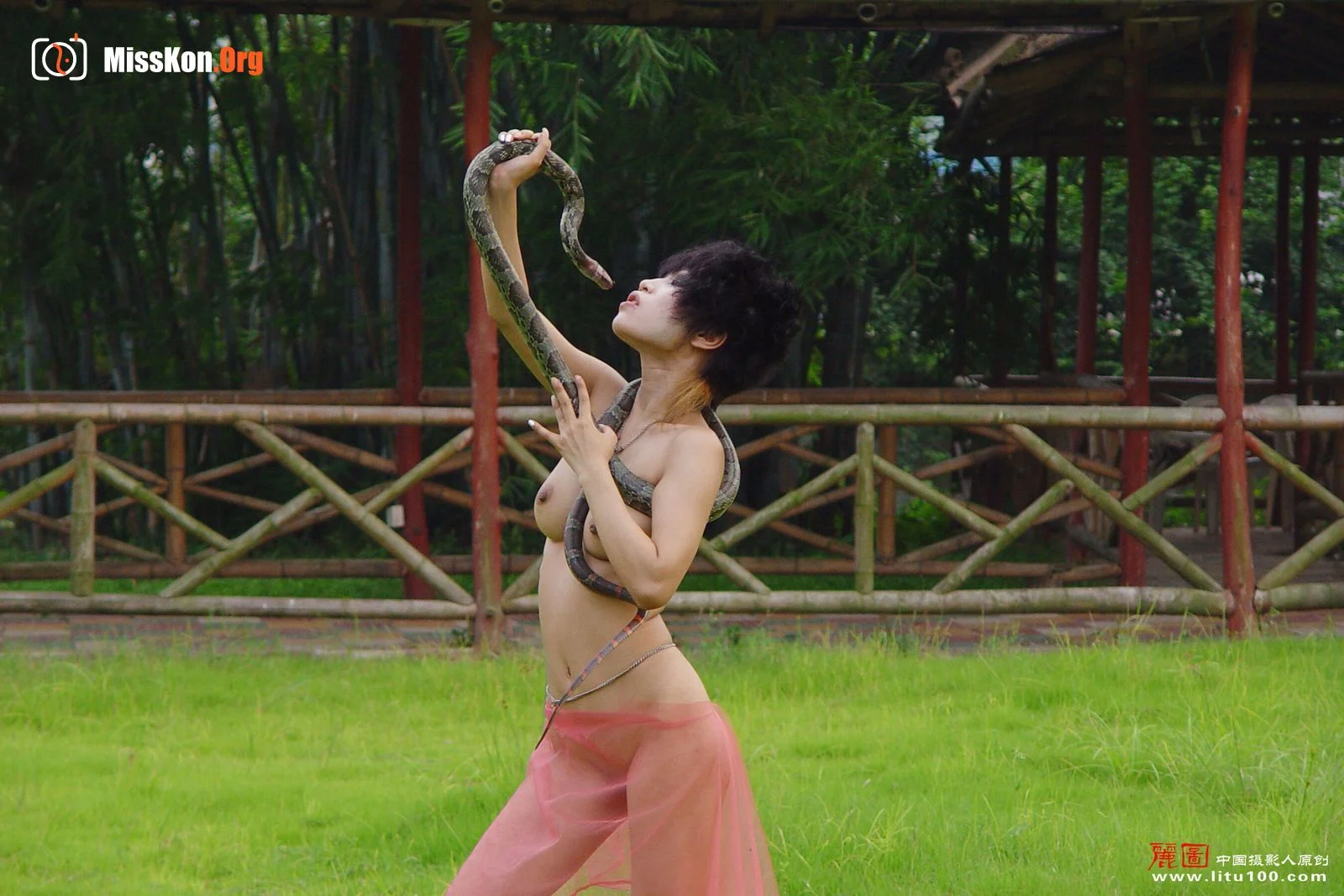 Snake woman (2006-08-27) - Photo 5