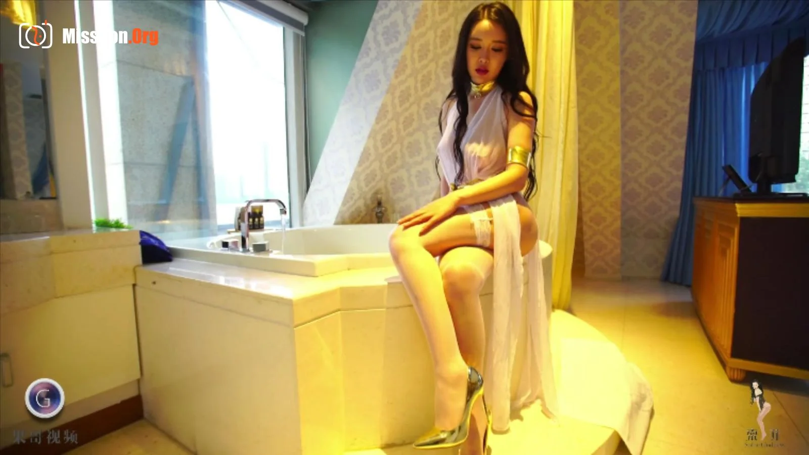 Sophie: Big cow in bathtub - Photo 2