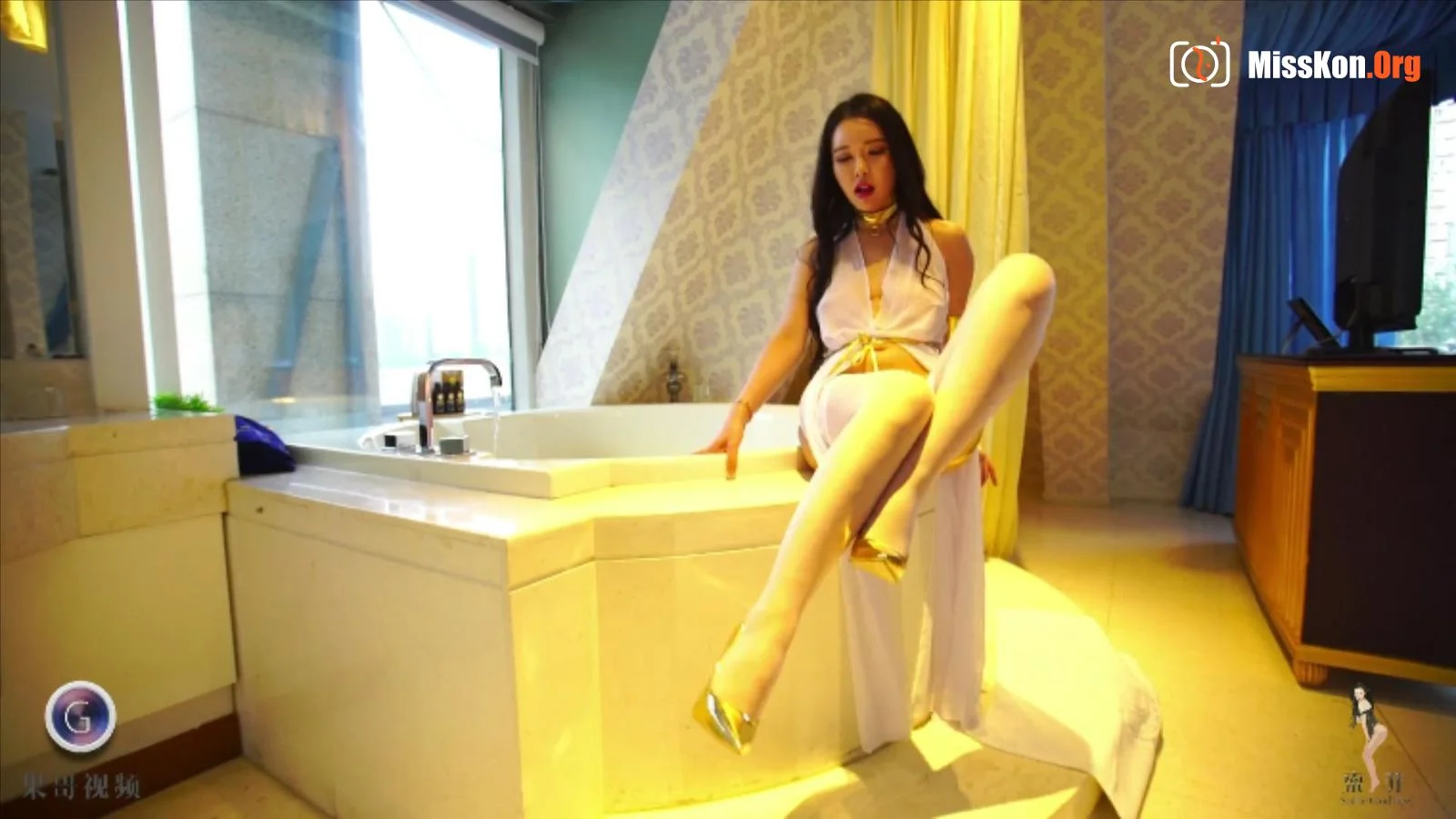 Sophie: Big cow in bathtub - Photo 3