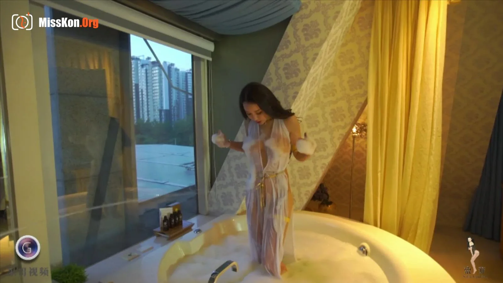 Sophie: Big cow in bathtub - Photo 8