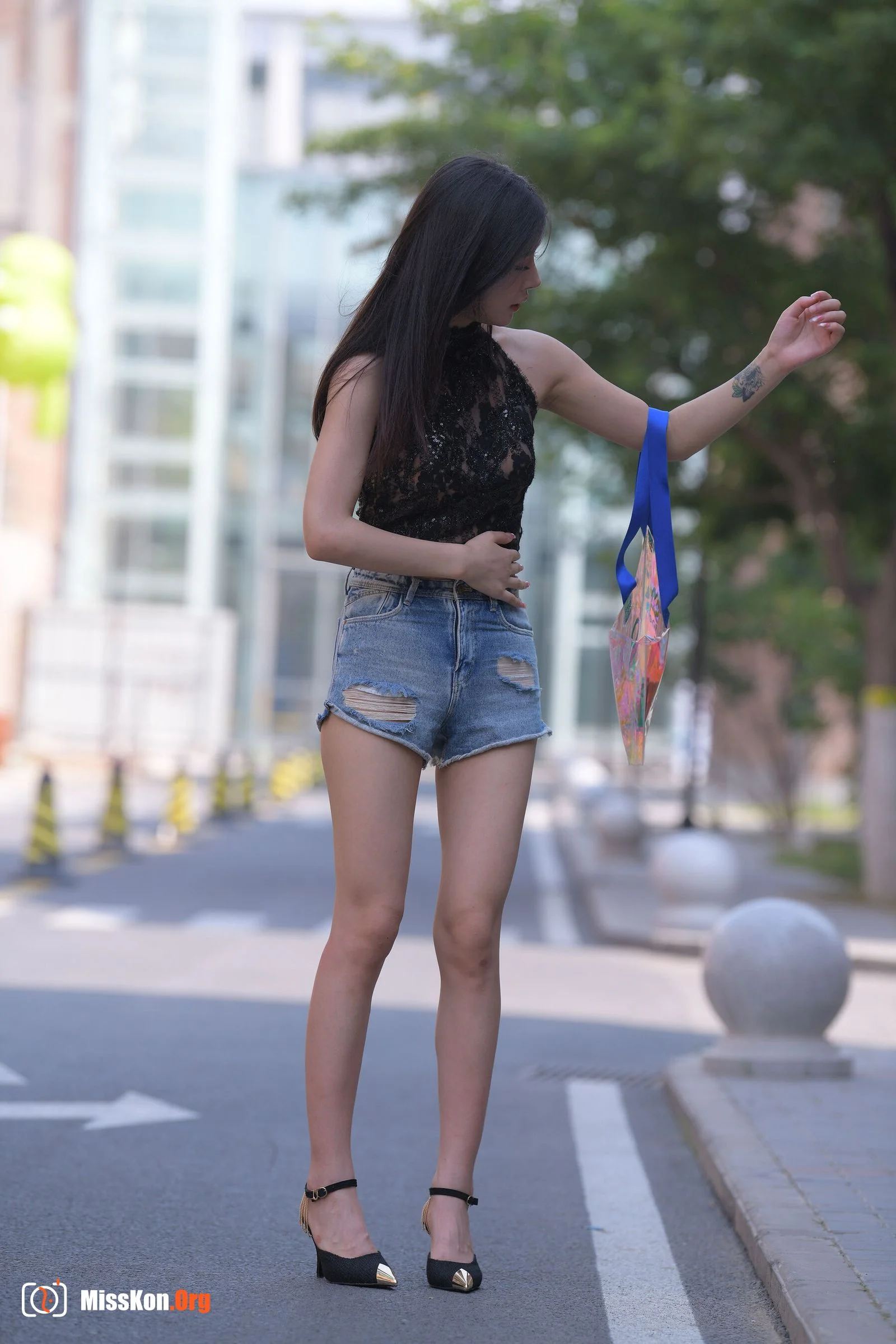 Sorry, it's blue. (Magic Mirror Street Photography: The Beginning) - Photo 12
