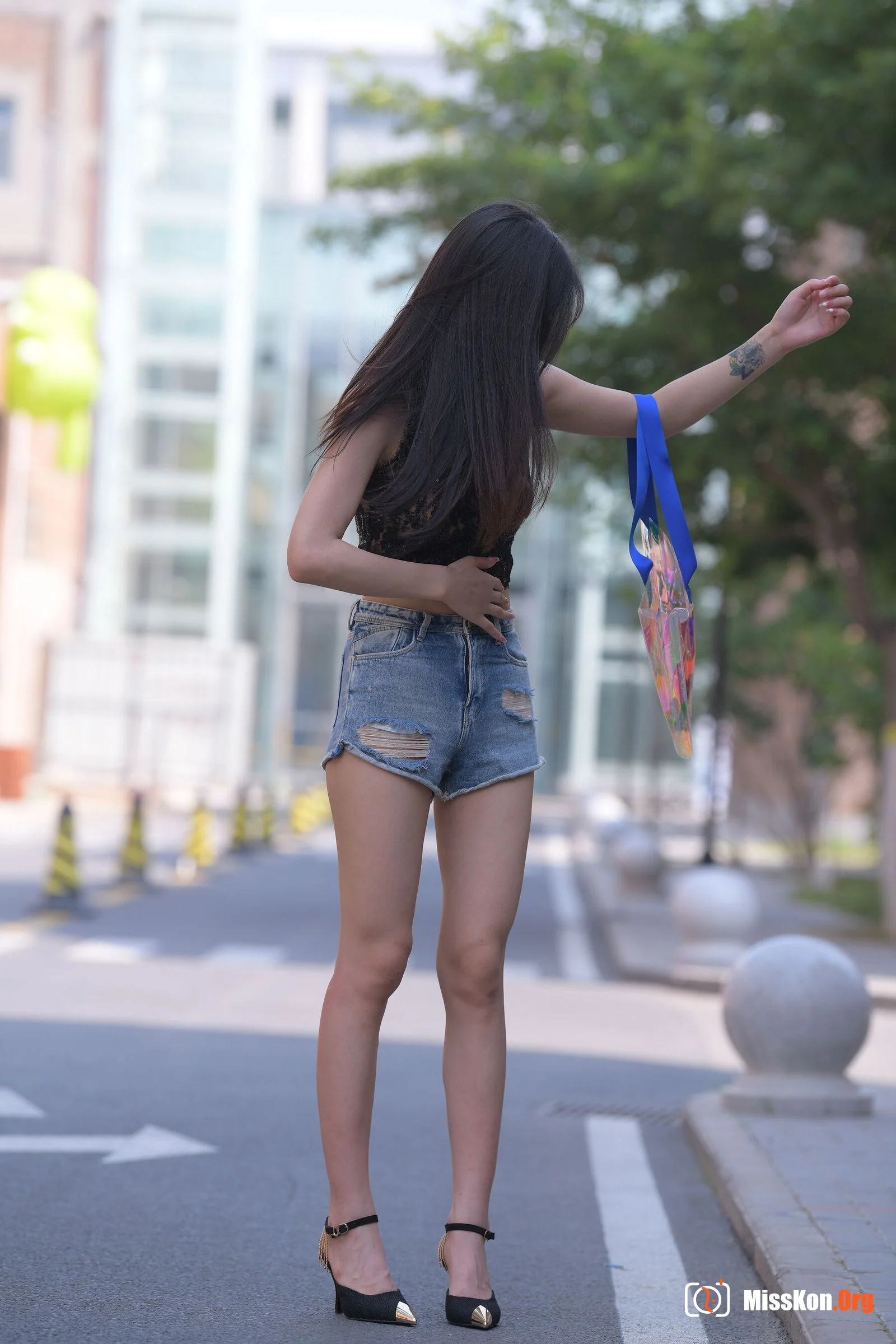Sorry, it's blue. (Magic Mirror Street Photography: The Beginning) - Photo 13
