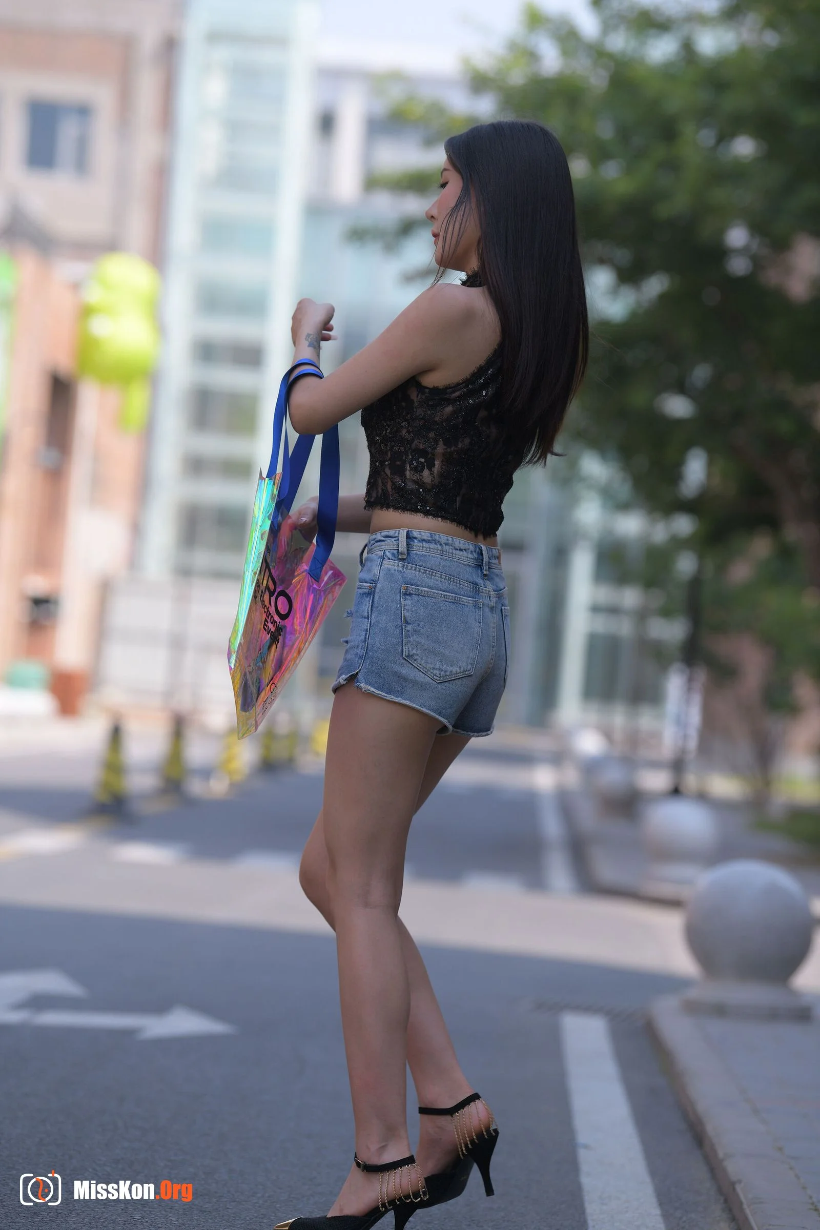 Sorry, it's blue. (Magic Mirror Street Photography: The Beginning) - Photo 9