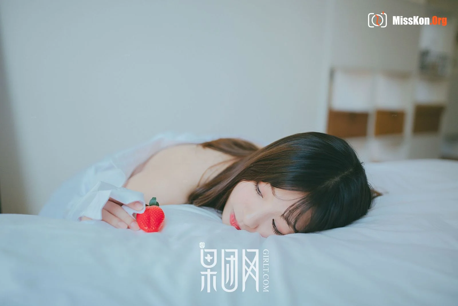 Strawberry girl (Kishin Kumagawa 030) - Photo 2