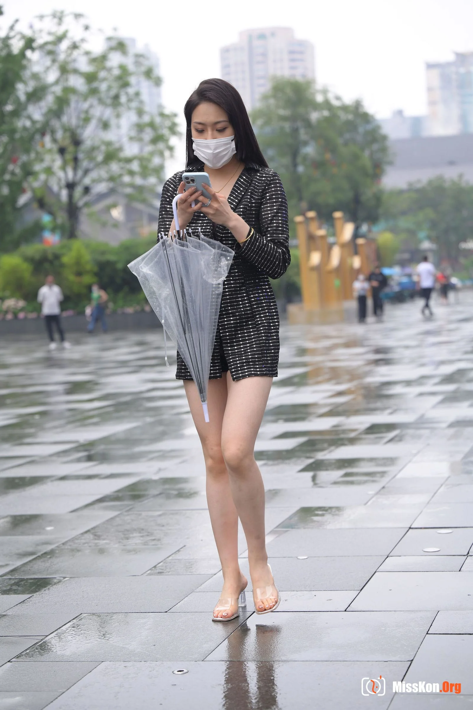 Street photography works by Don’t Eat Eggs: The city with you is beautiful even when it rains (Magic Mirror Street Photography: Don’t Eat Eggs) - Photo 12