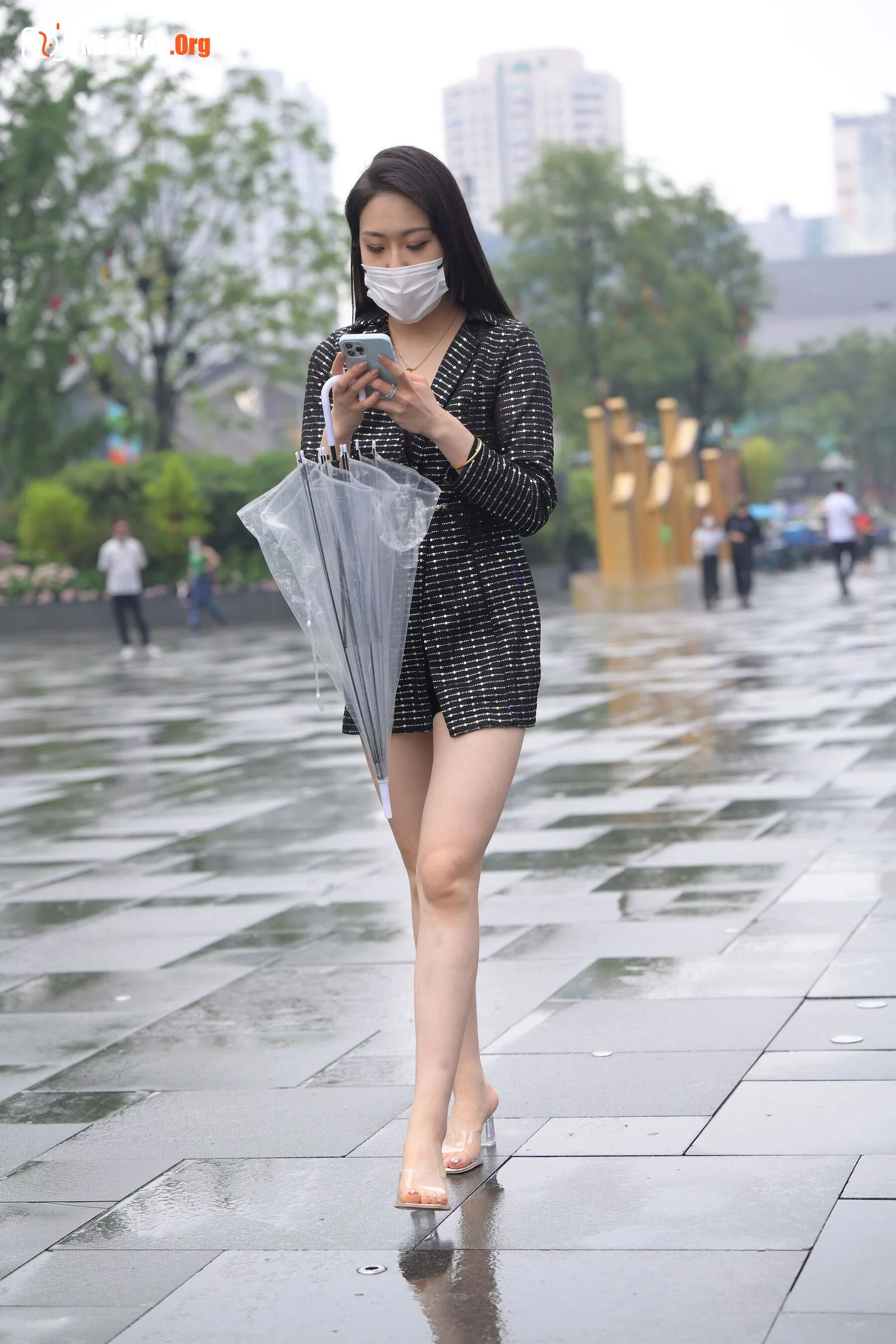 Street photography works by Don’t Eat Eggs: The city with you is beautiful even when it rains (Magic Mirror Street Photography: Don’t Eat Eggs) - Photo 13