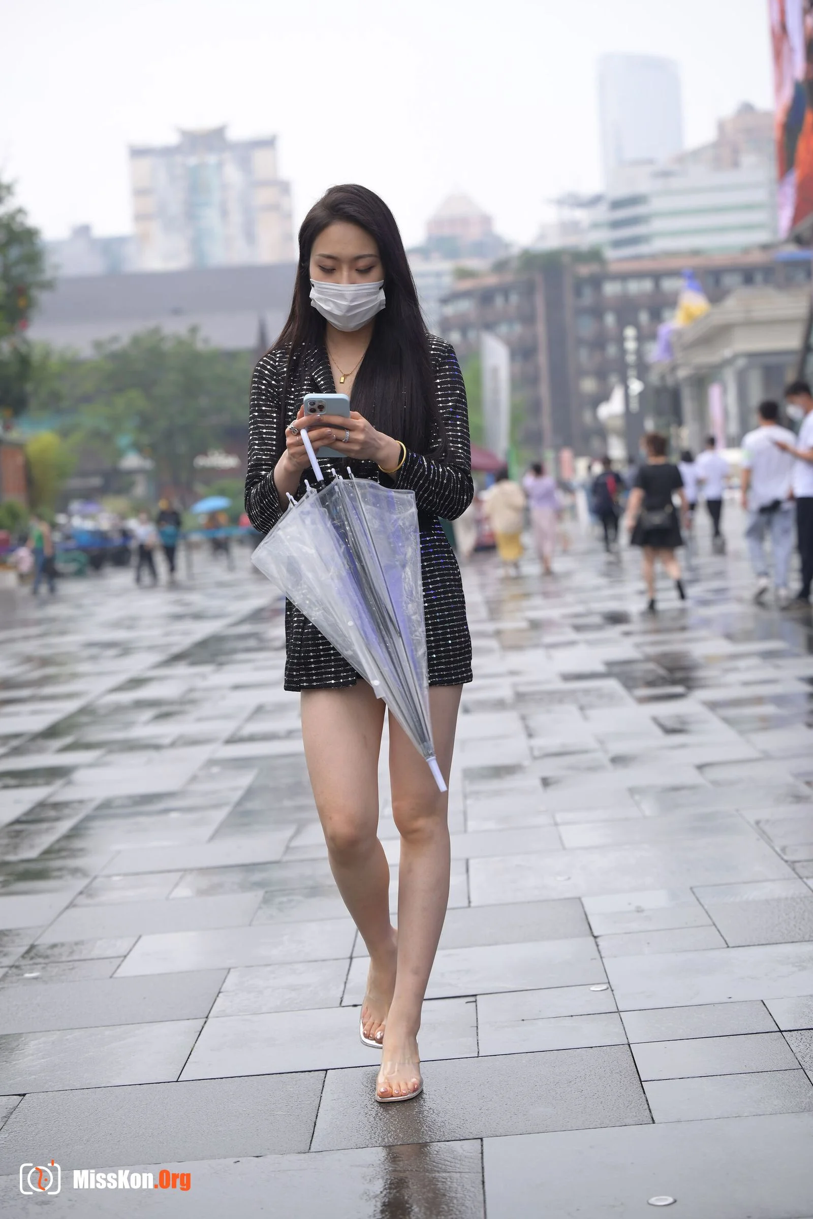 Street photography works by Don’t Eat Eggs: The city with you is beautiful even when it rains (Magic Mirror Street Photography: Don’t Eat Eggs) - Photo 2