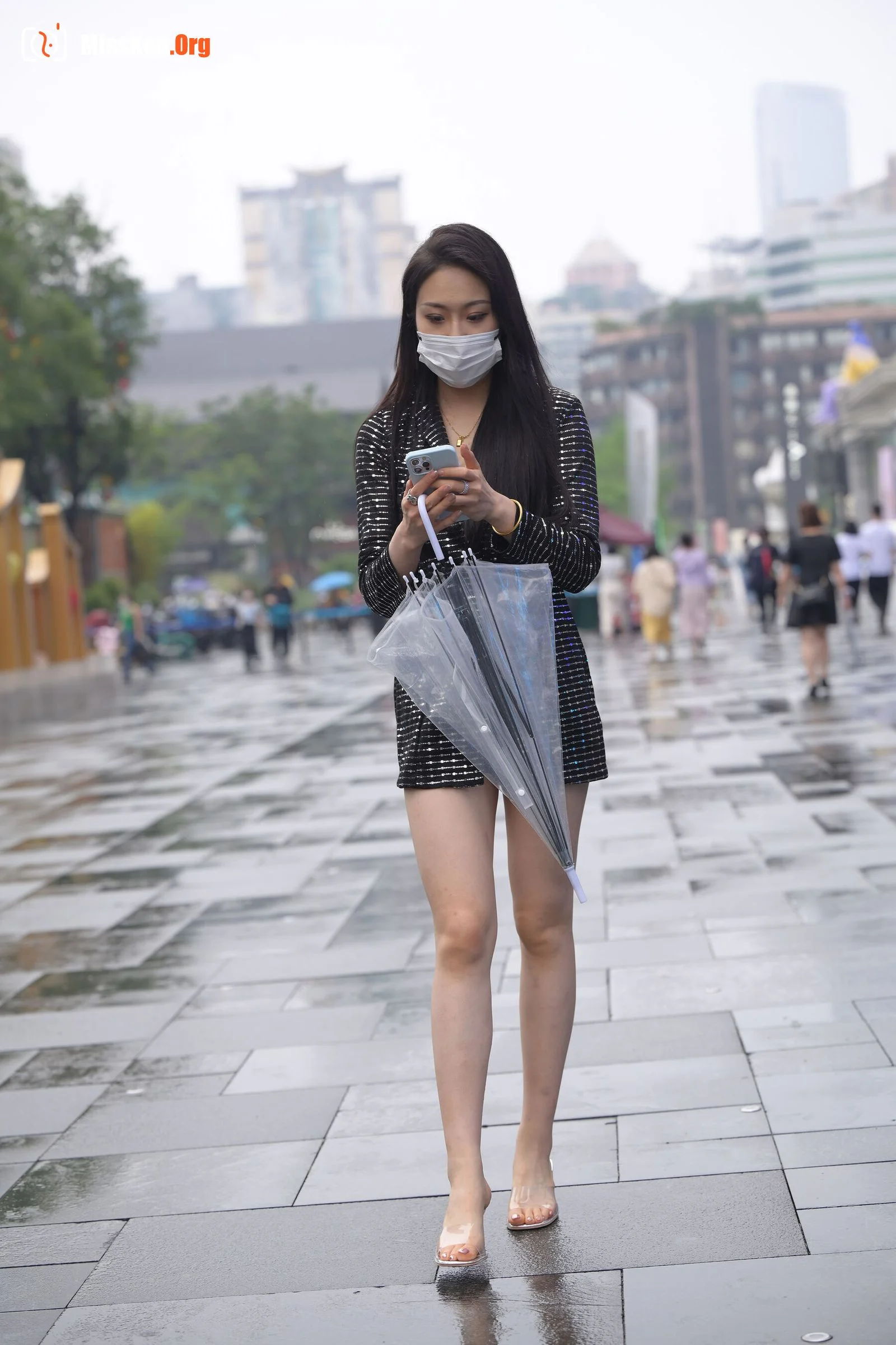 Street photography works by Don’t Eat Eggs: The city with you is beautiful even when it rains (Magic Mirror Street Photography: Don’t Eat Eggs) - Photo 3