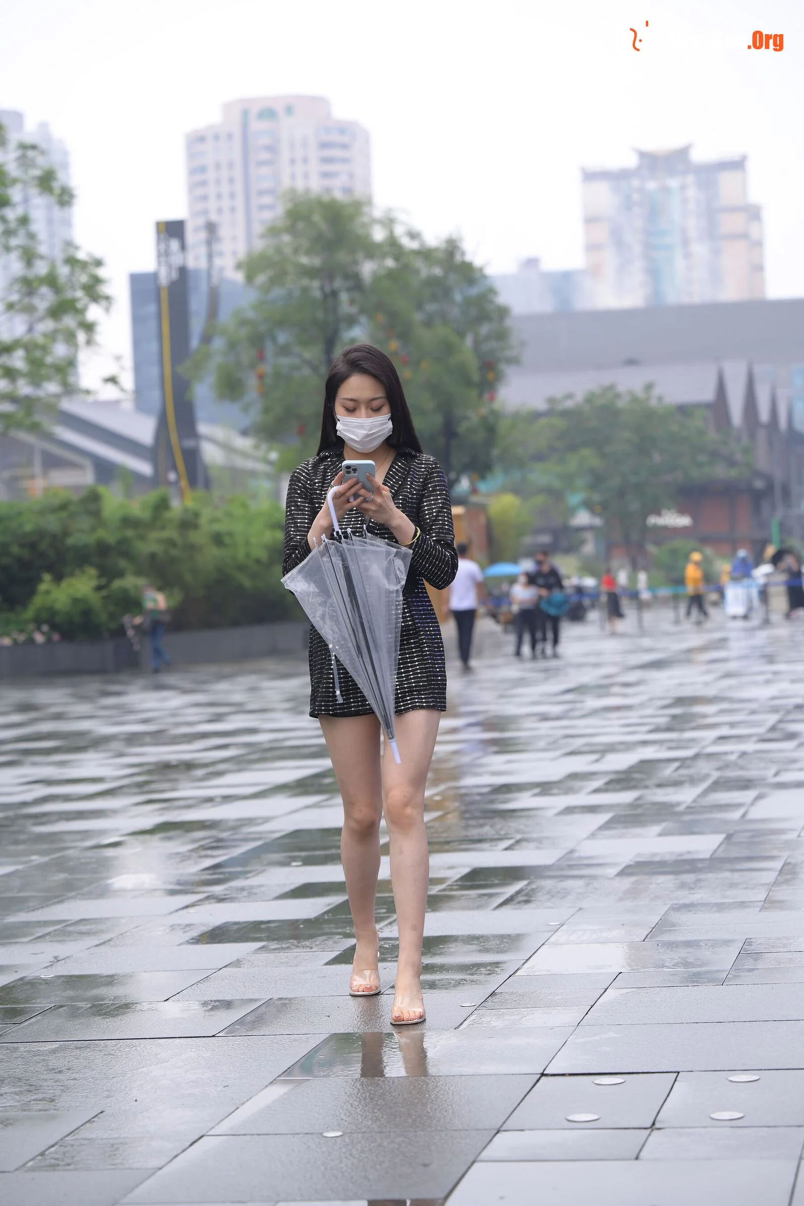 Street photography works by Don’t Eat Eggs: The city with you is beautiful even when it rains (Magic Mirror Street Photography: Don’t Eat Eggs) - Photo 4