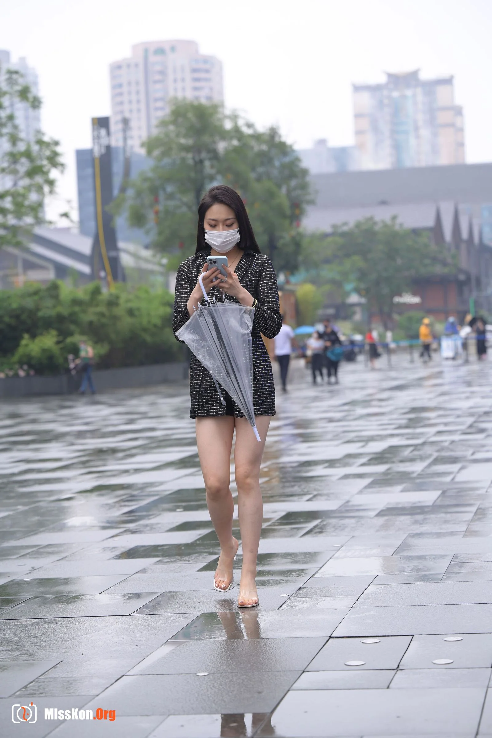 Street photography works by Don’t Eat Eggs: The city with you is beautiful even when it rains (Magic Mirror Street Photography: Don’t Eat Eggs) - Photo 5