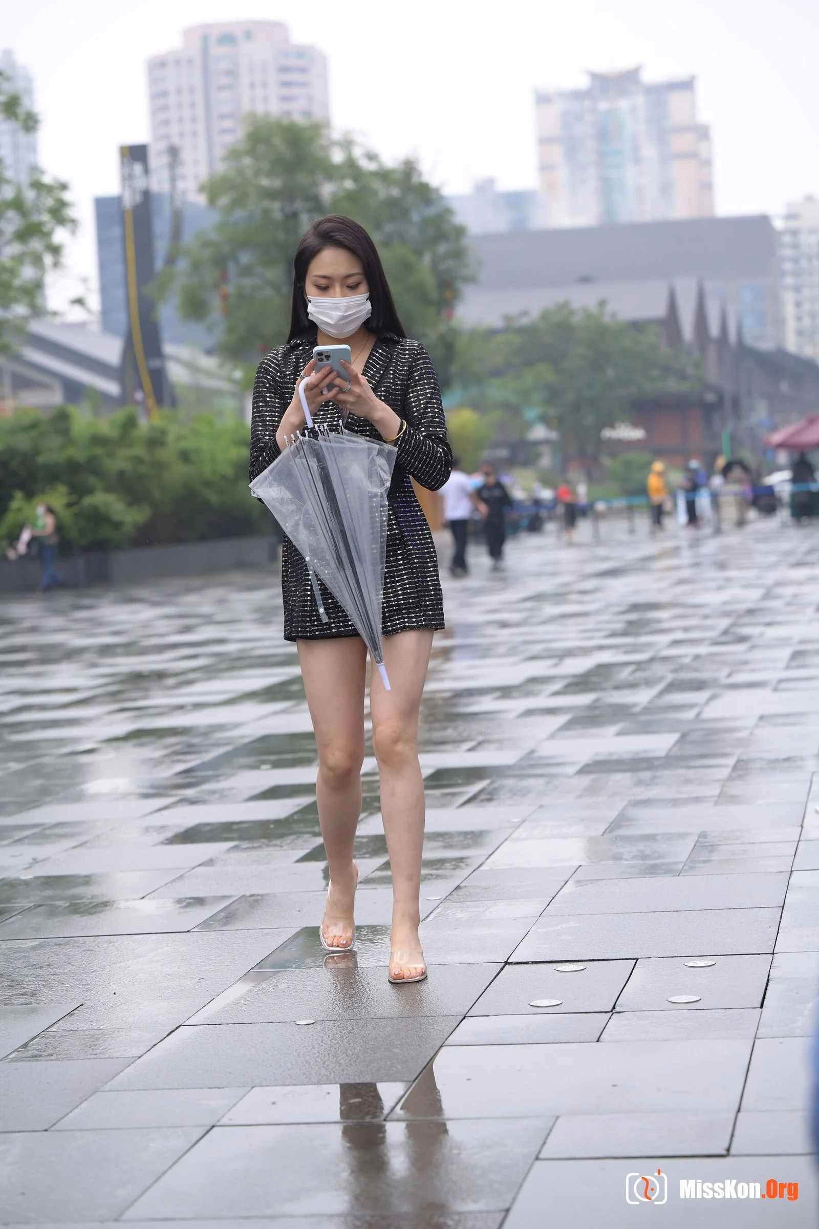 Street photography works by Don’t Eat Eggs: The city with you is beautiful even when it rains (Magic Mirror Street Photography: Don’t Eat Eggs) - Photo 9