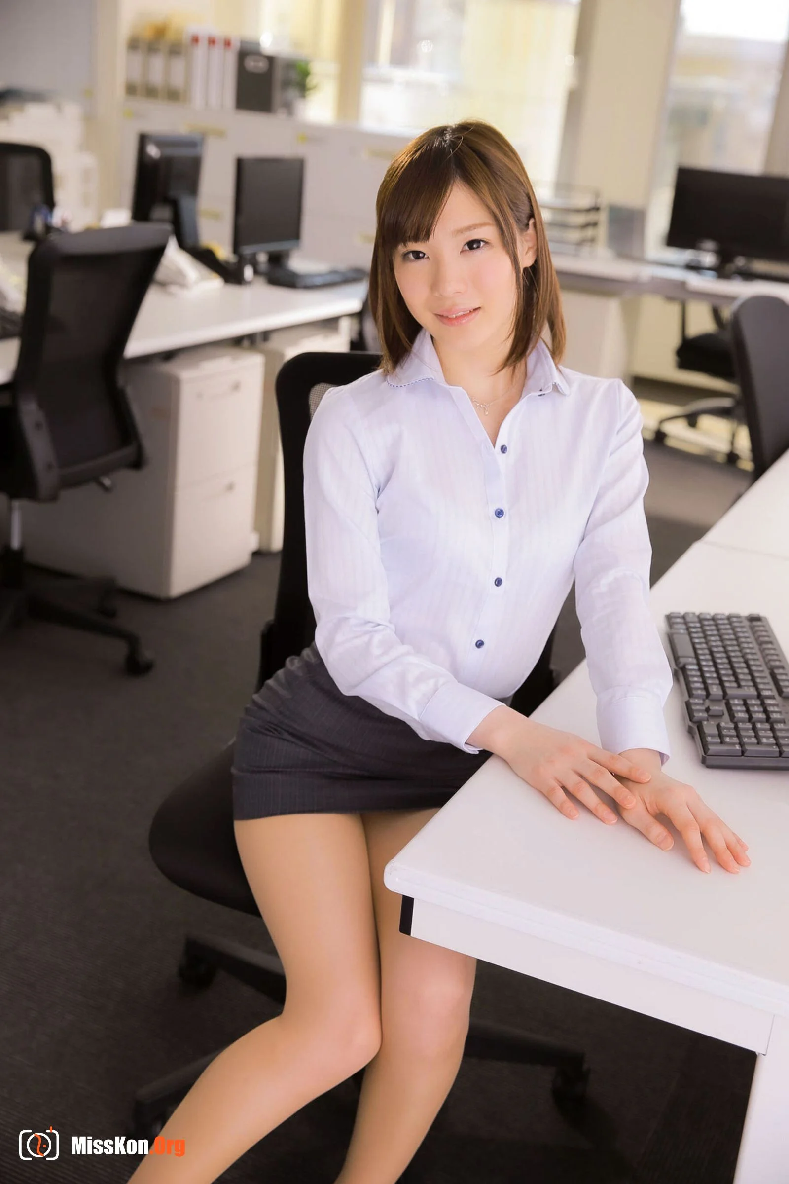 Suzumura Airi (2023-03 POSE MESSAGE 21) - Photo 7