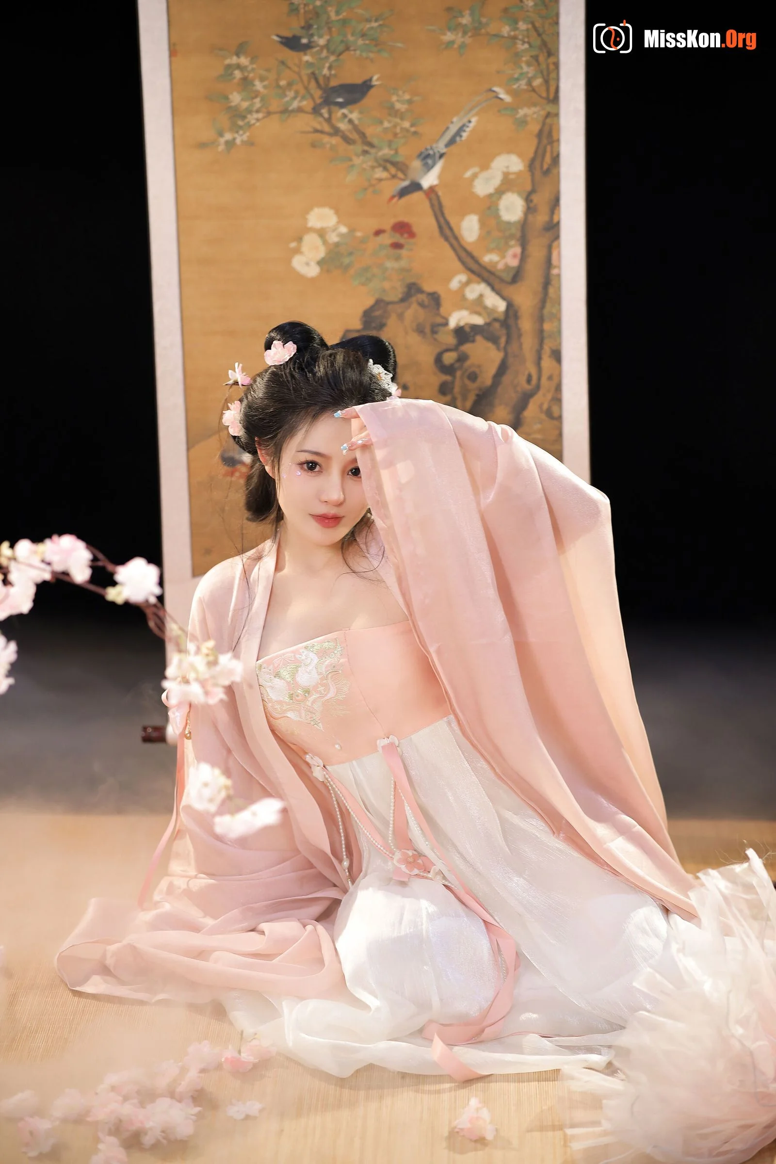 Tao Nuan: Dreaming in neon clothes - Photo 10